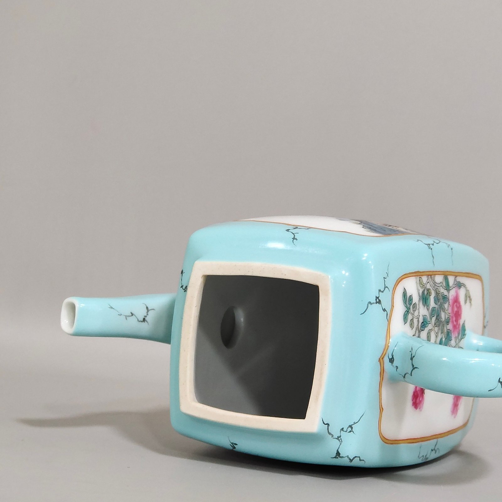 Qing Dynasty Yongzheng enamel turquoise green window landscape teapot