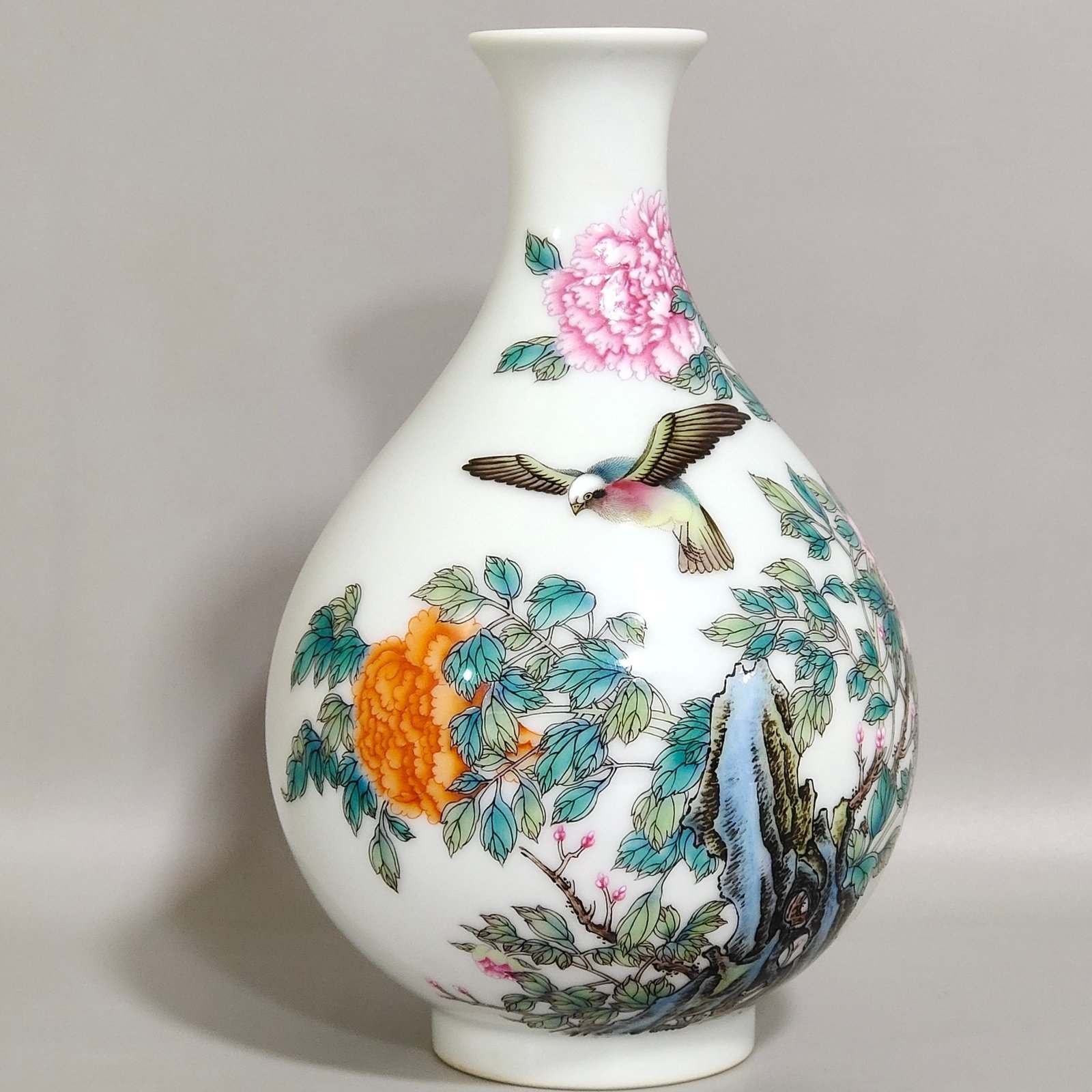 Qing Dynasty Yongzheng enamel peony flower and bird poem jade pot spring vase