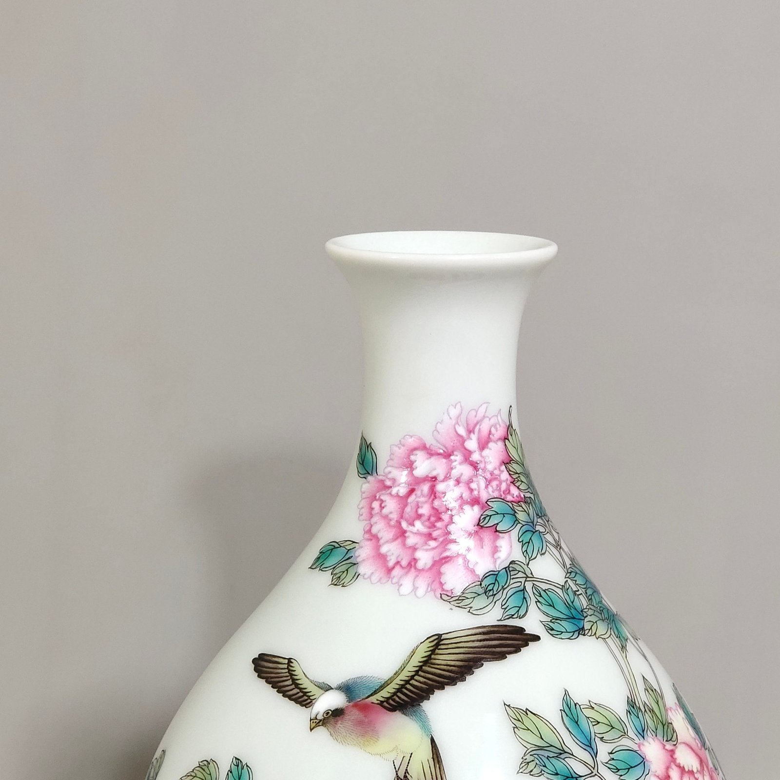 Qing Dynasty Yongzheng enamel peony flower and bird poem jade pot spring vase