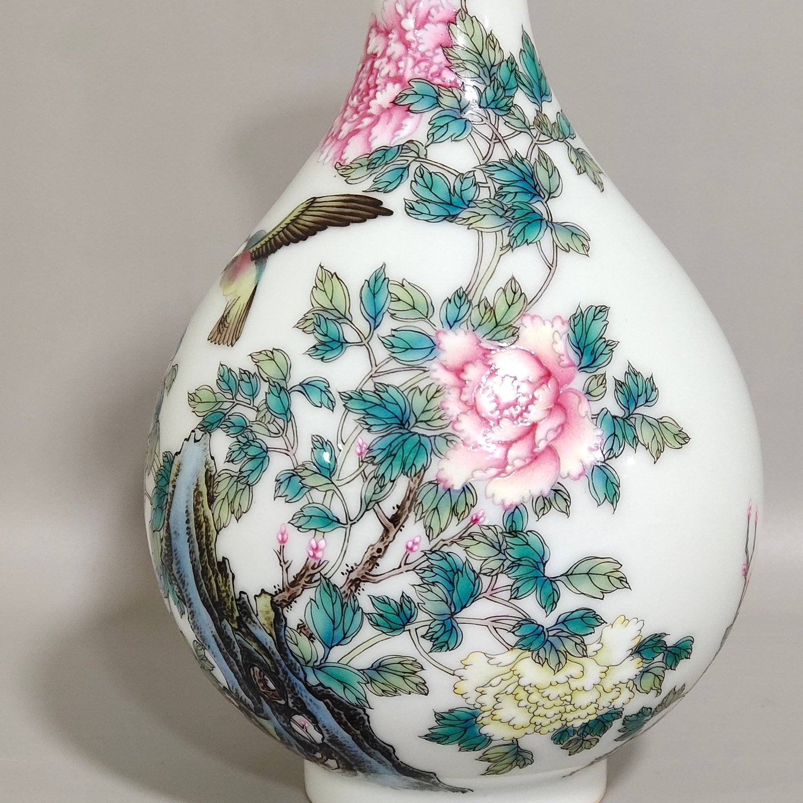 Qing Dynasty Yongzheng enamel peony flower and bird poem jade pot spring vase