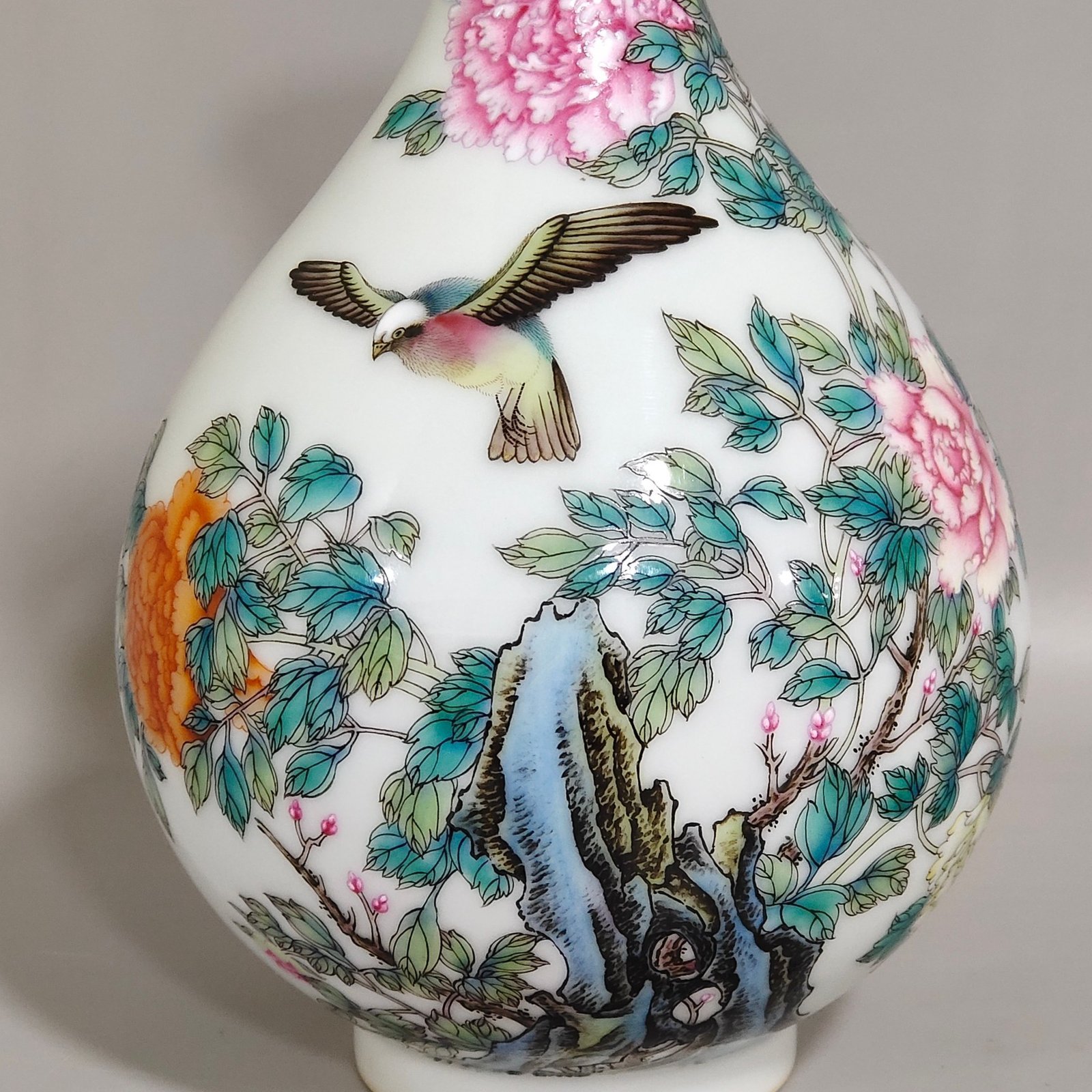 Qing Dynasty Yongzheng enamel peony flower and bird poem jade pot spring vase