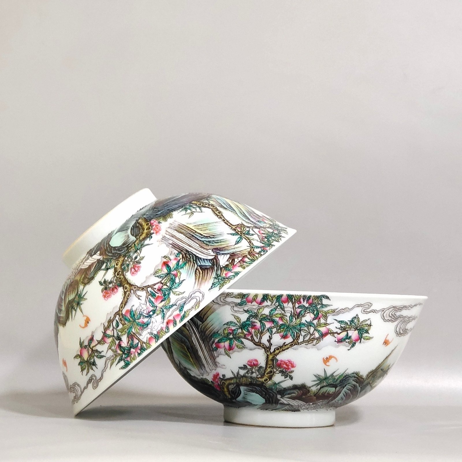 Qing Dynasty Yongzheng enamel enamel bowl inscribed with poems about mountains and seas