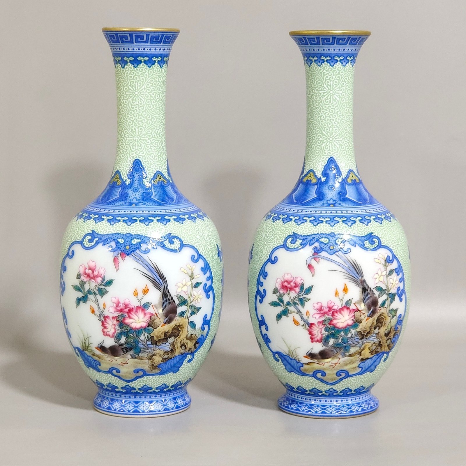Qing Dynasty Yongzheng enamel green edging window flower and bird flask