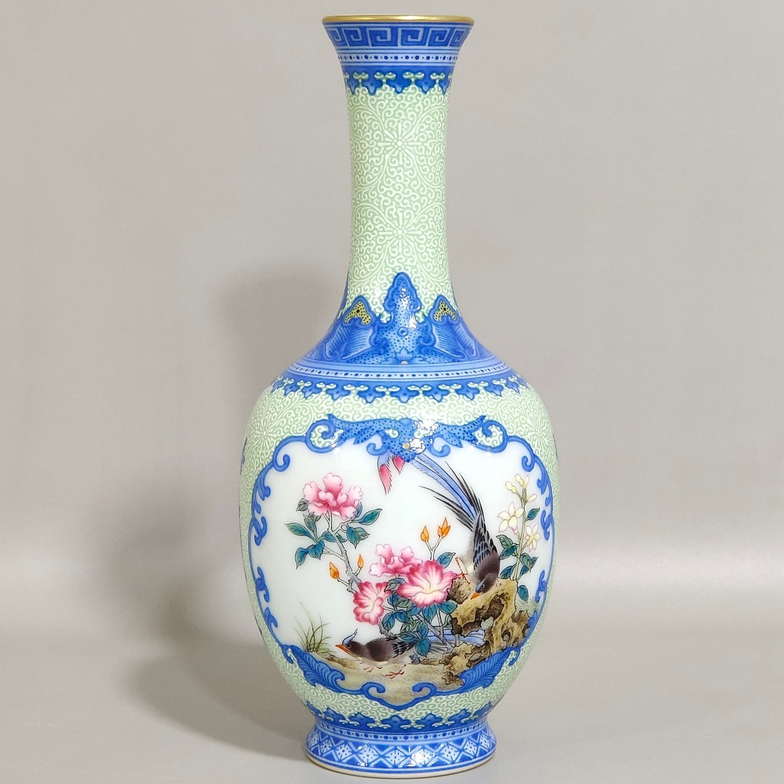 Qing Dynasty Yongzheng enamel green edging window flower and bird flask