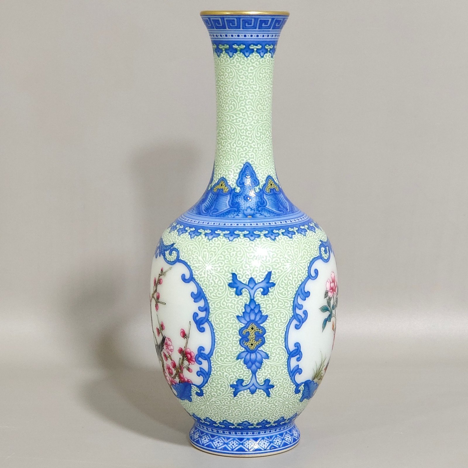 Qing Dynasty Yongzheng enamel green edging window flower and bird flask