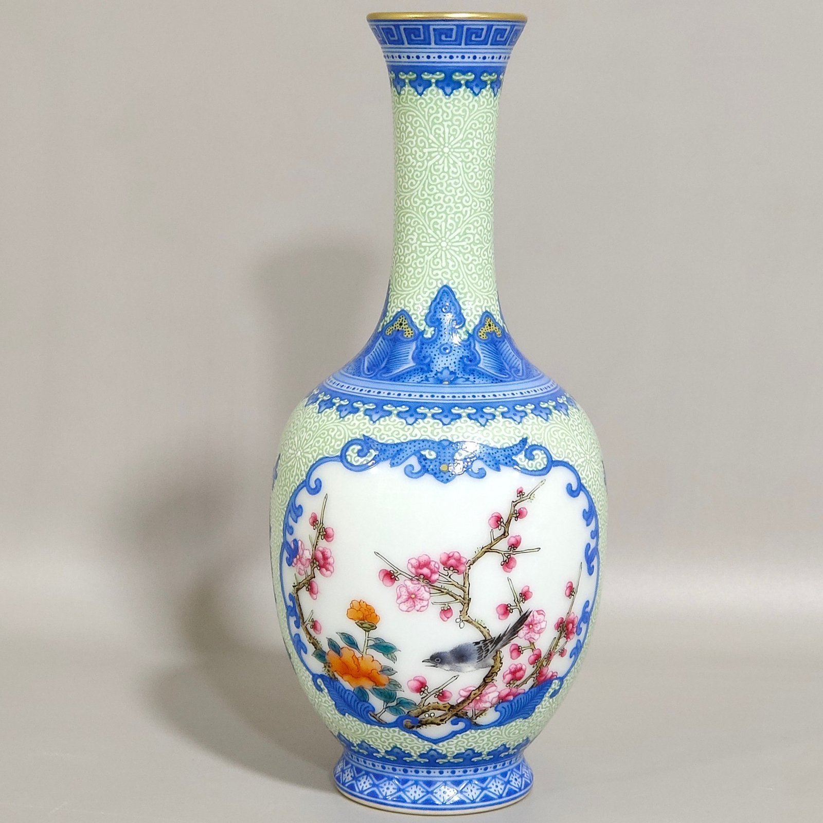 Qing Dynasty Yongzheng enamel green edging window flower and bird flask