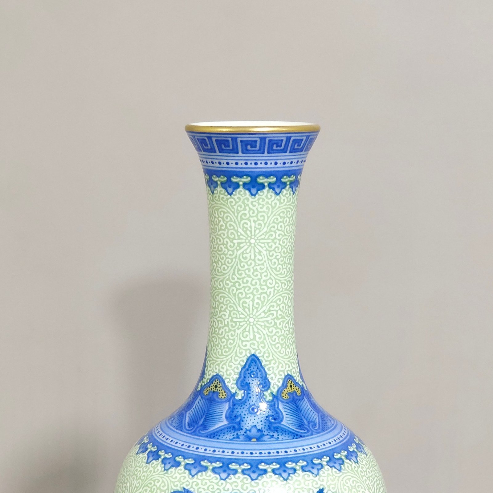 Qing Dynasty Yongzheng enamel green edging window flower and bird flask