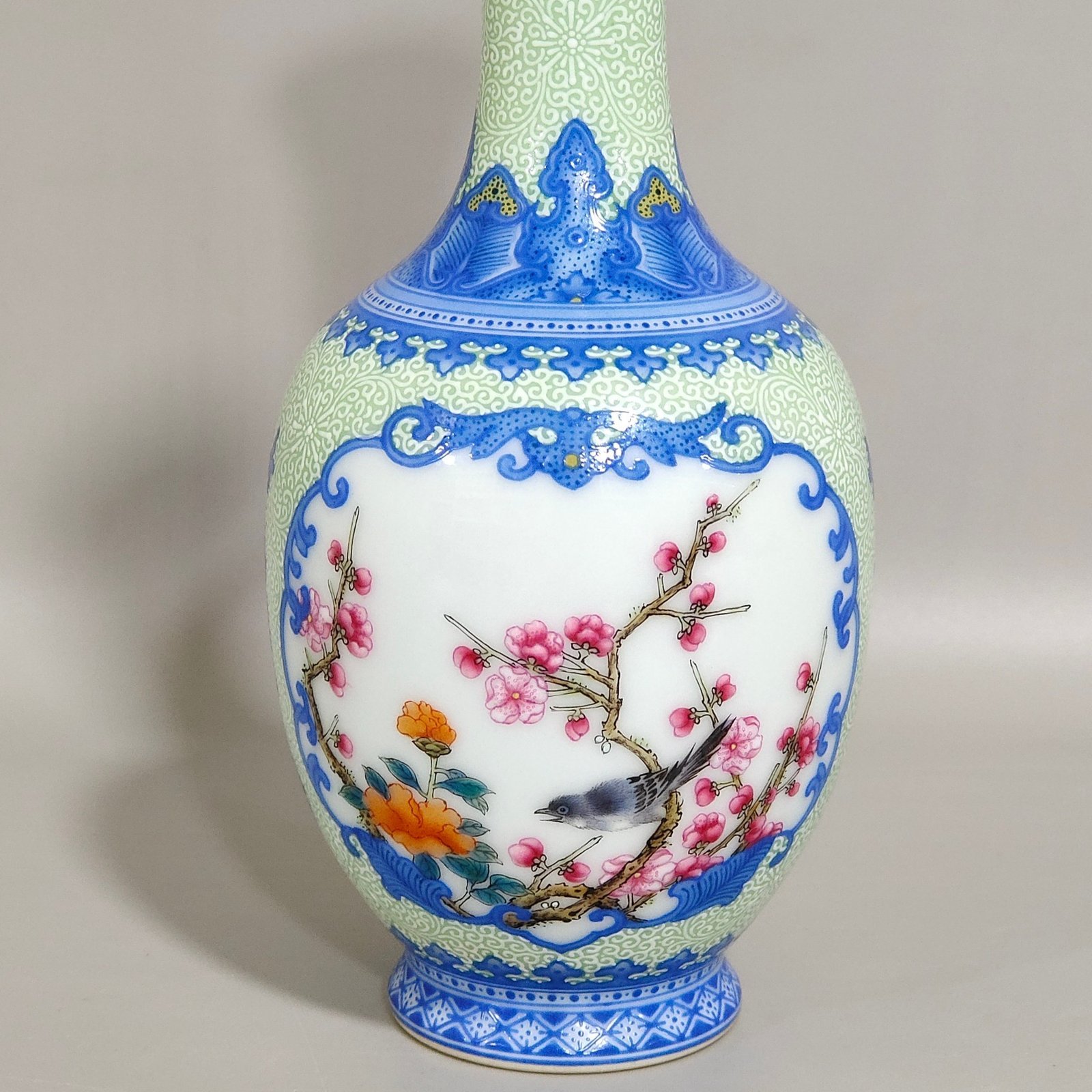 Qing Dynasty Yongzheng enamel green edging window flower and bird flask