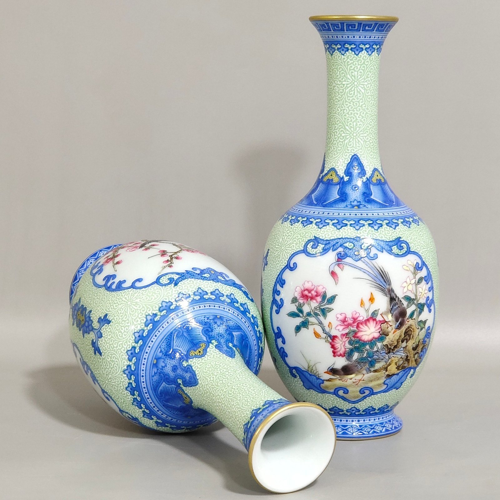 Qing Dynasty Yongzheng enamel green edging window flower and bird flask