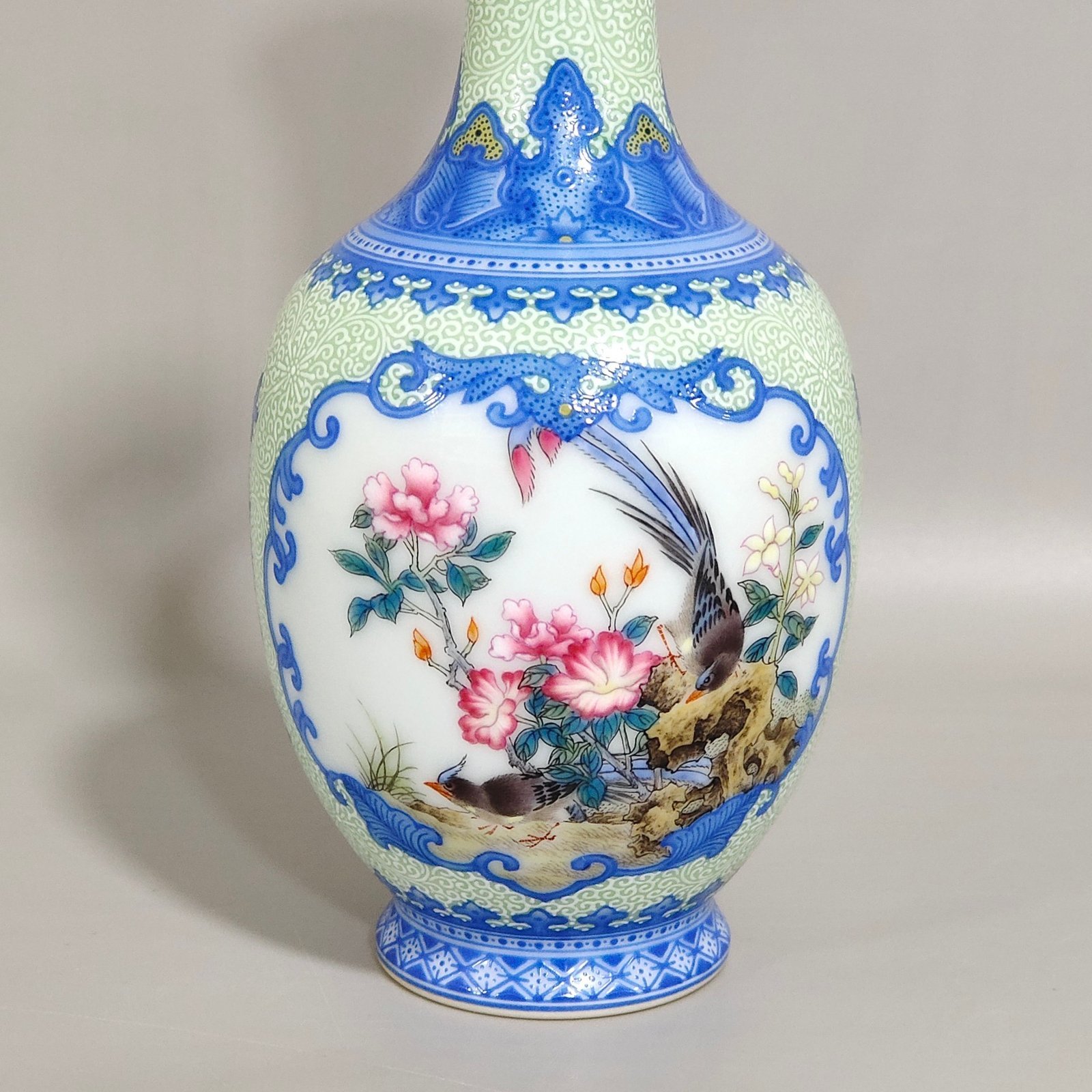 Qing Dynasty Yongzheng enamel green edging window flower and bird flask