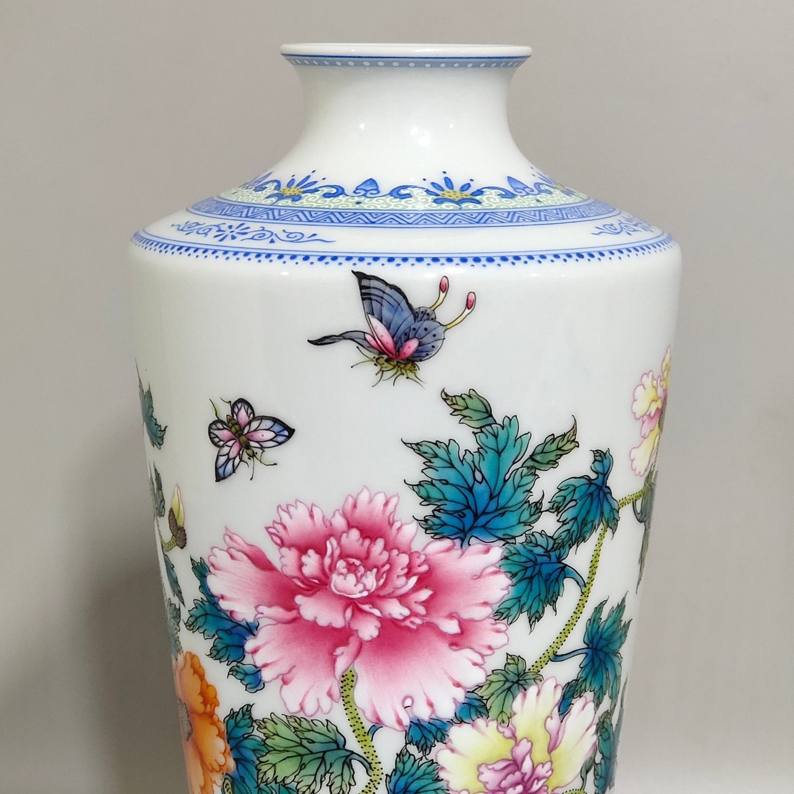 Qing Dynasty Yongzheng enamel poppy butterfly poem folded shoulder plum vase