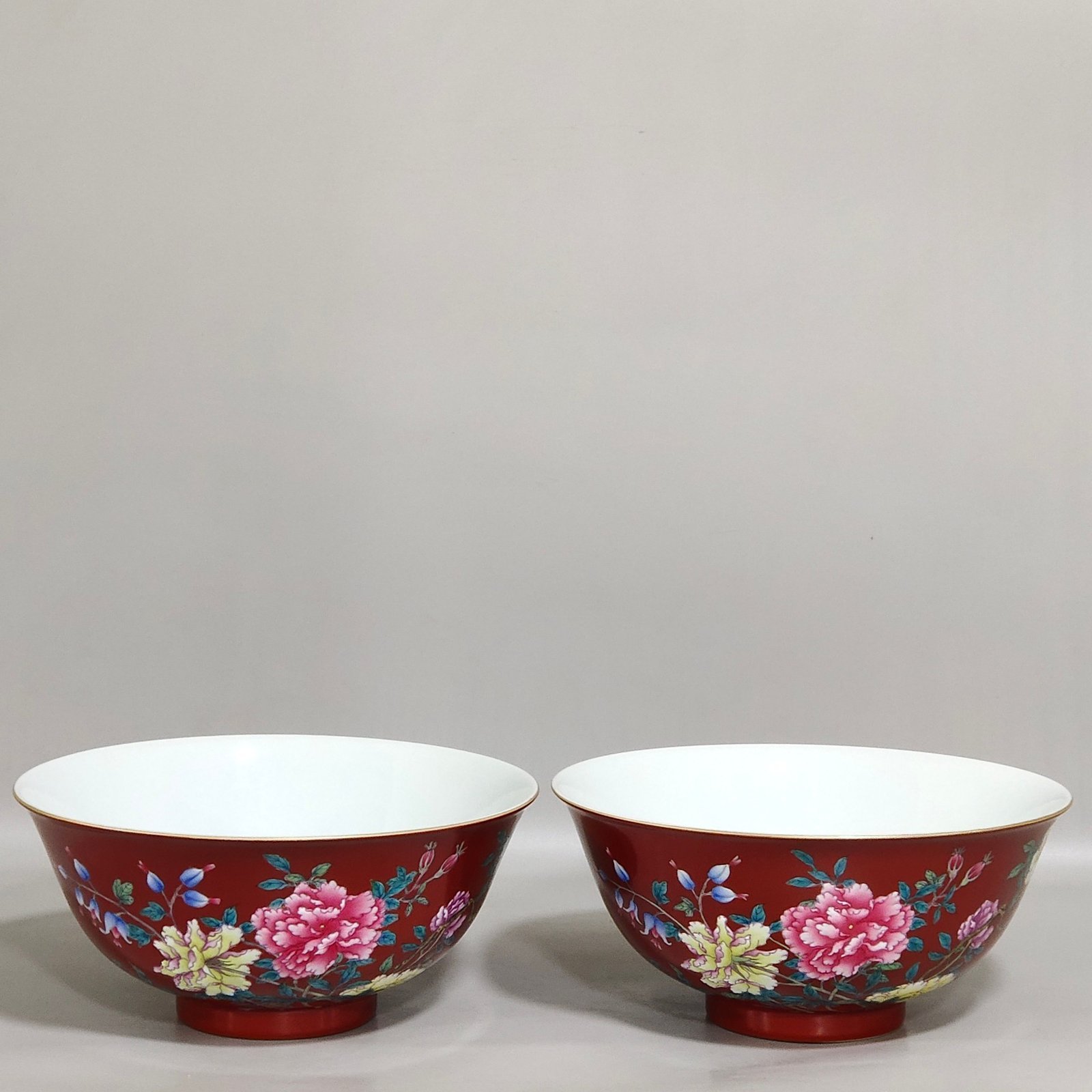 Qing Dynasty Yongzheng enamel chili red flower poem bowl