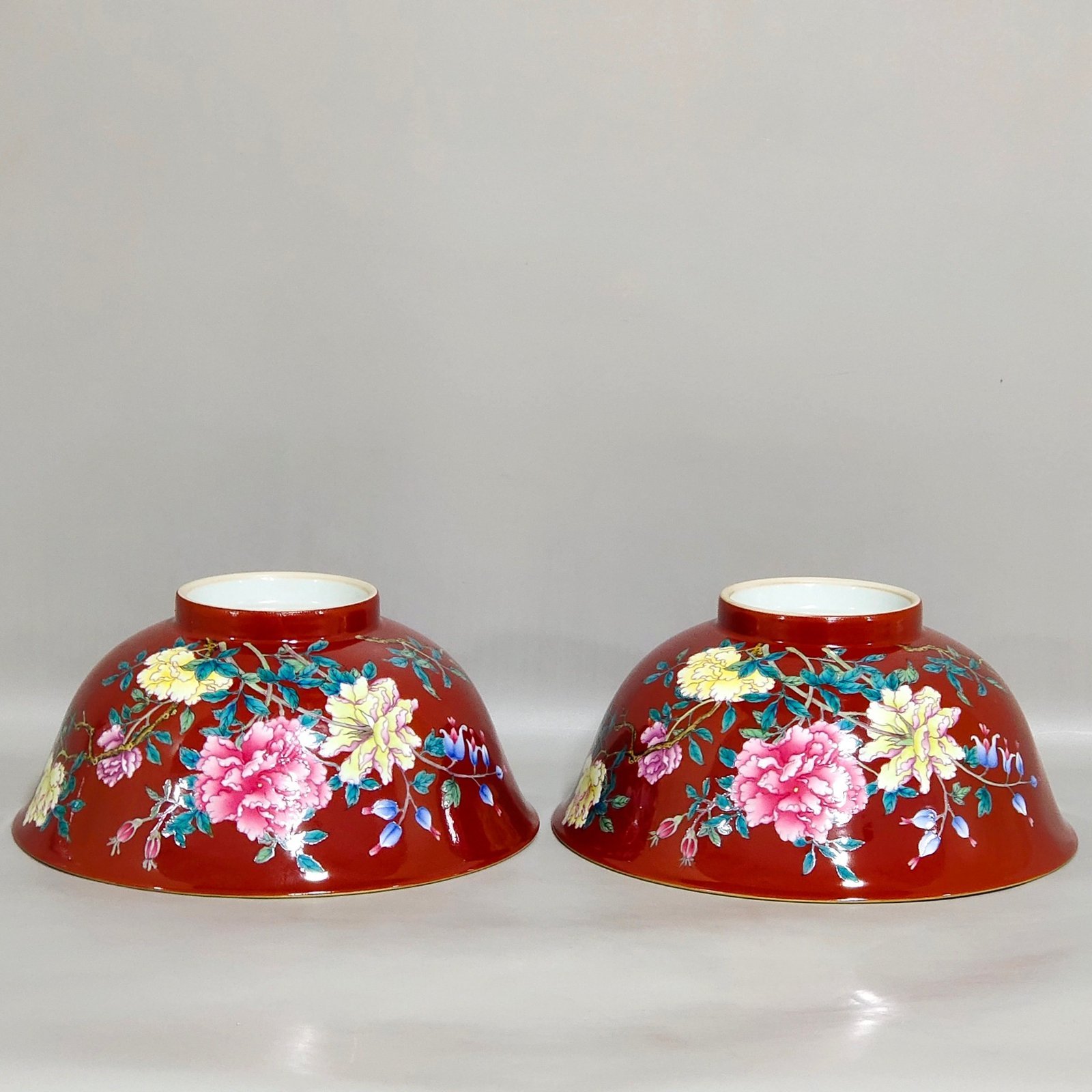 Qing Dynasty Yongzheng enamel chili red flower poem bowl