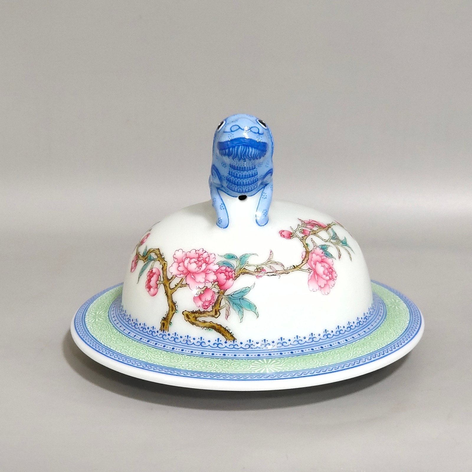 Qing Dynasty Yongzheng enamel parrot peach blossom lid jar