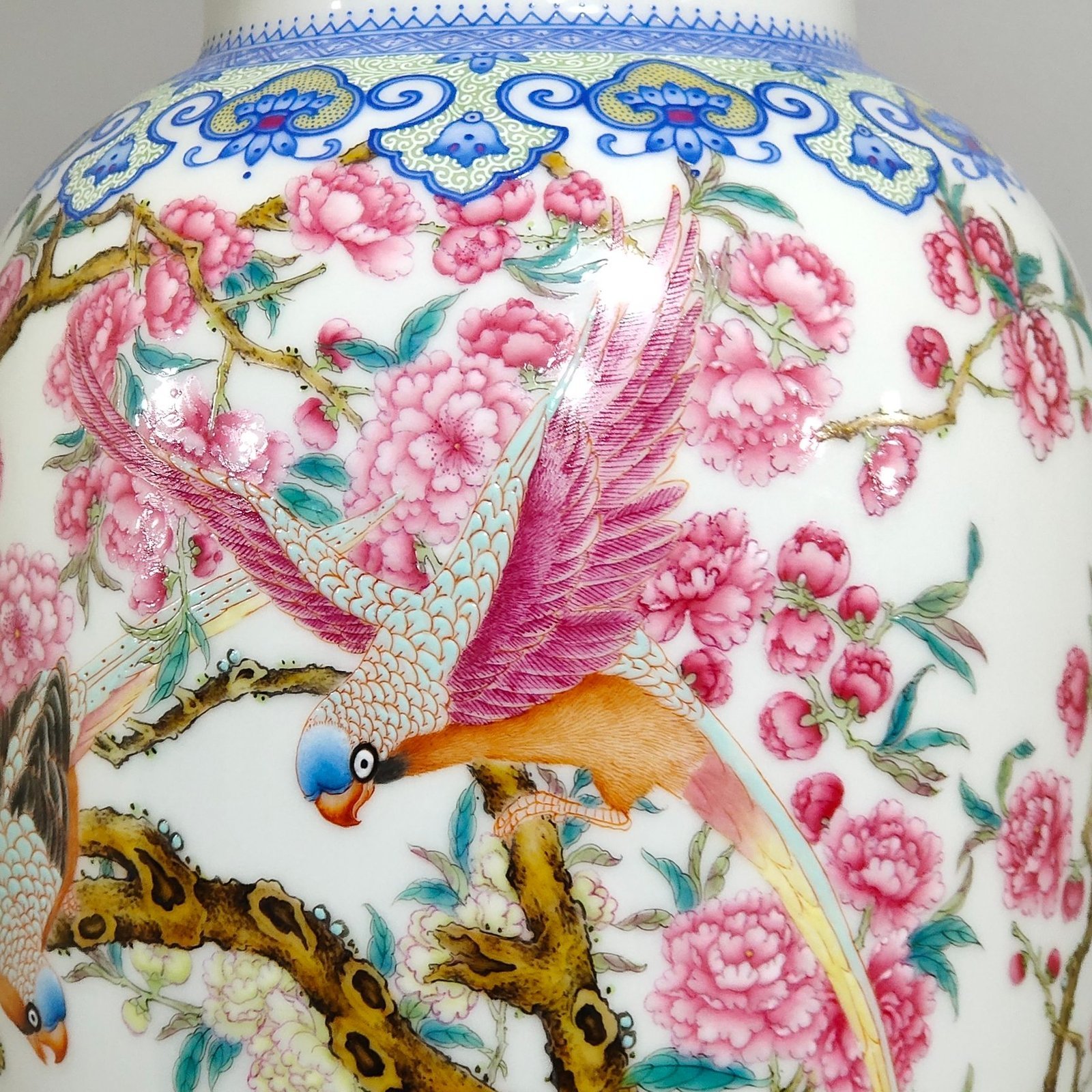 Qing Dynasty Yongzheng enamel parrot peach blossom lid jar