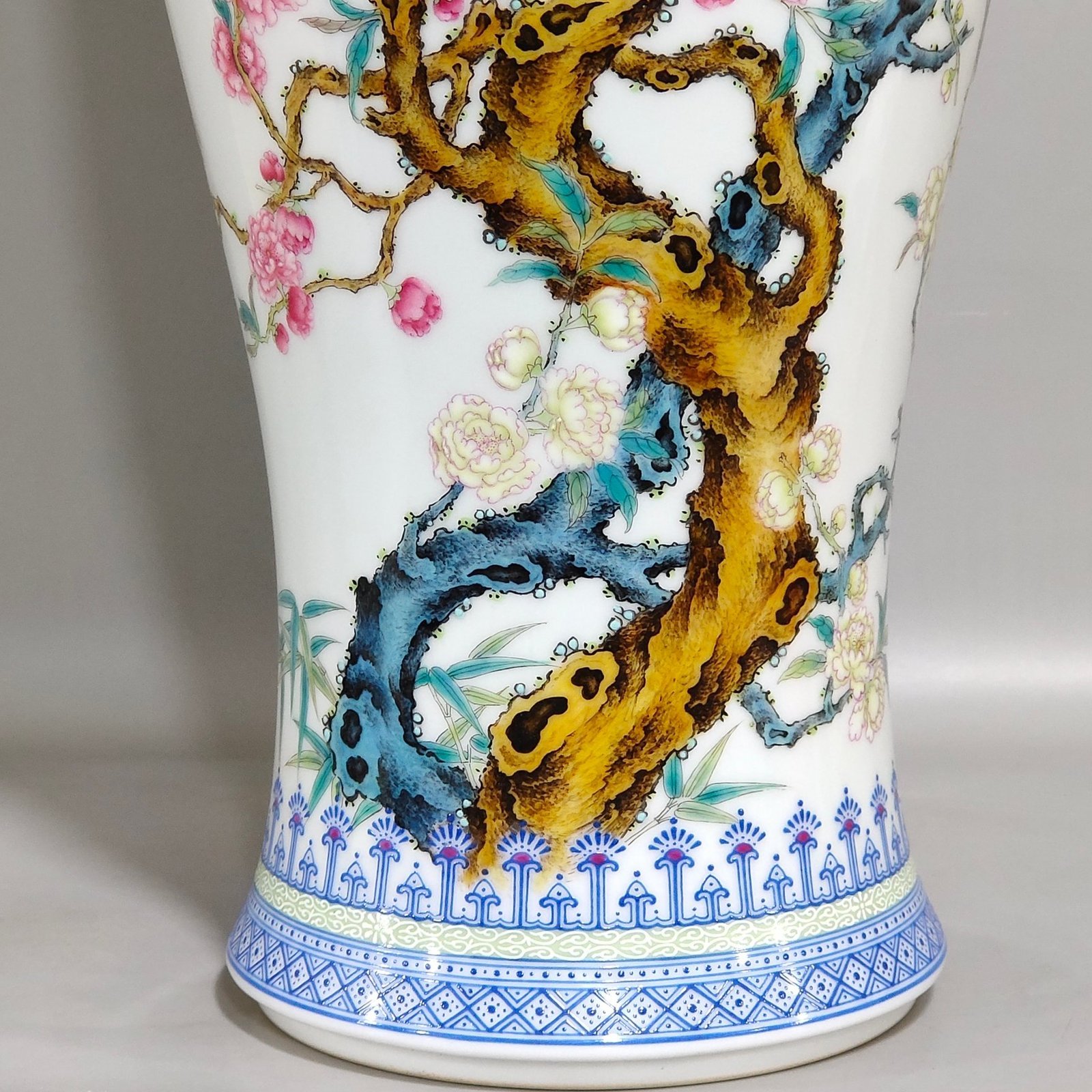 Qing Dynasty Yongzheng enamel parrot peach blossom lid jar