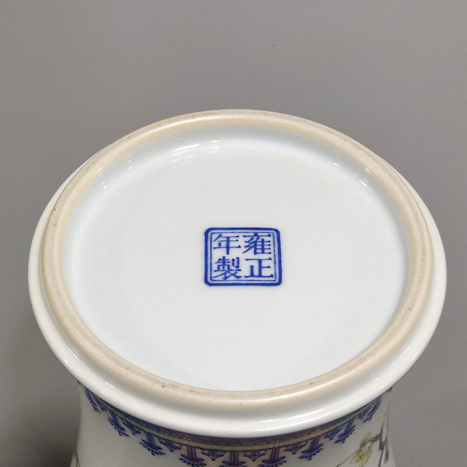 Qing Dynasty Yongzheng enamel parrot peach blossom lid jar
