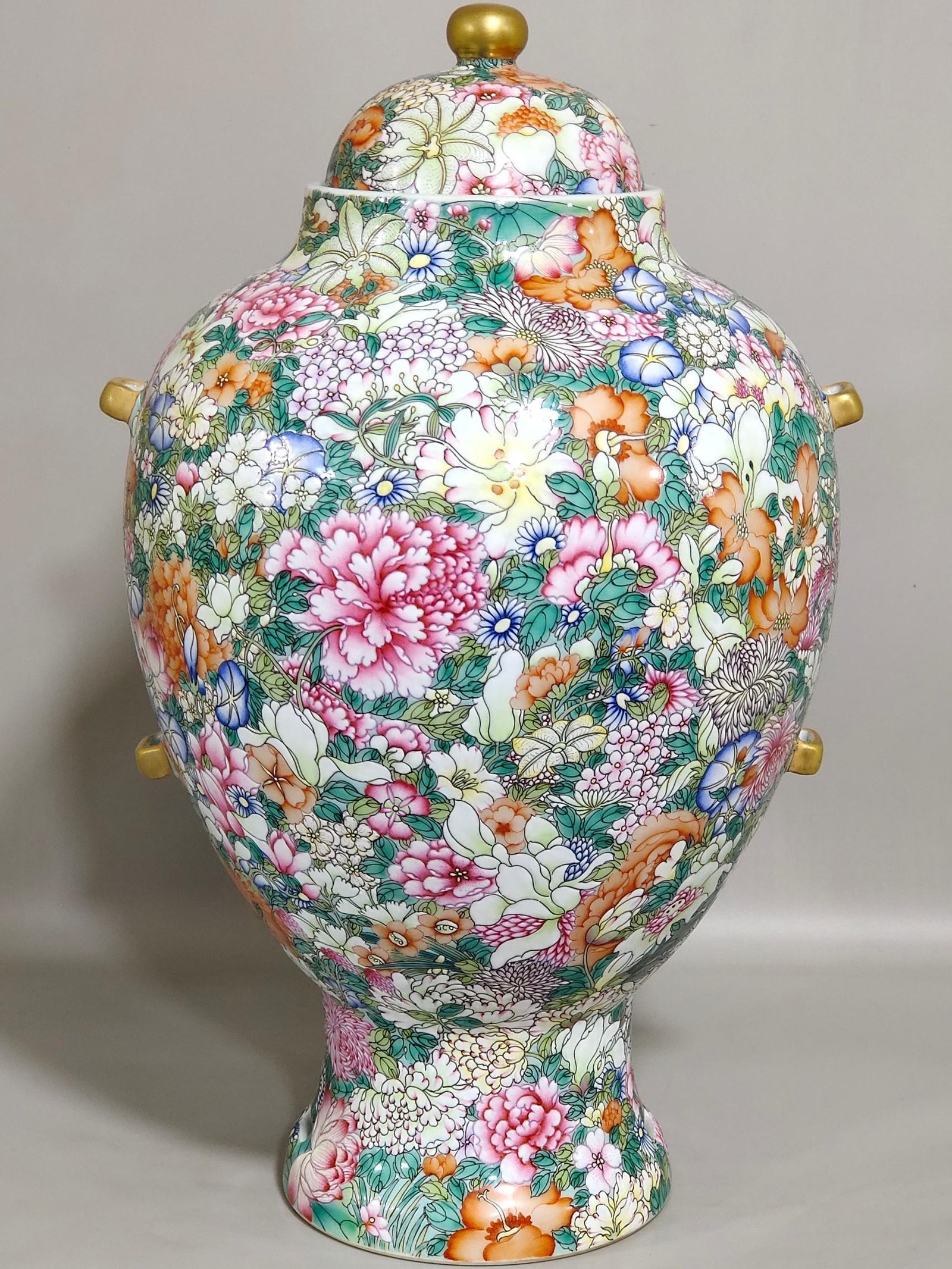 Qing Dynasty Yongzheng Hundred Flowers Can Fall Handle Covered Jar