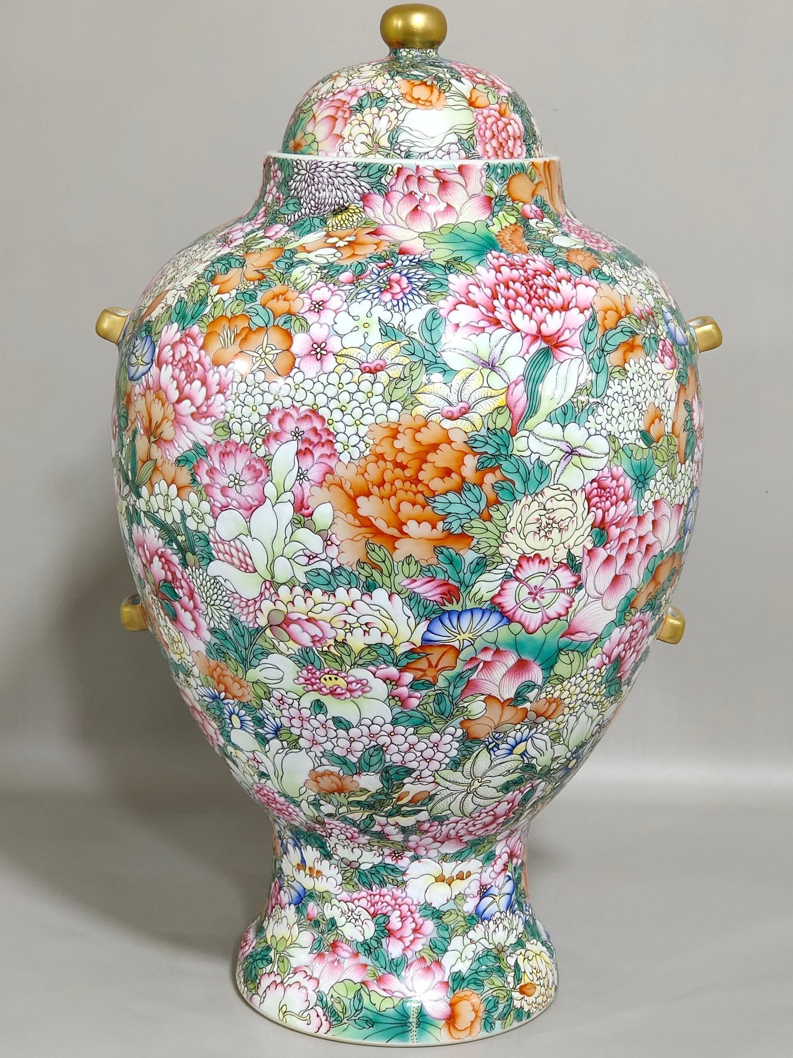 Qing Dynasty Yongzheng Hundred Flowers Can Fall Handle Covered Jar