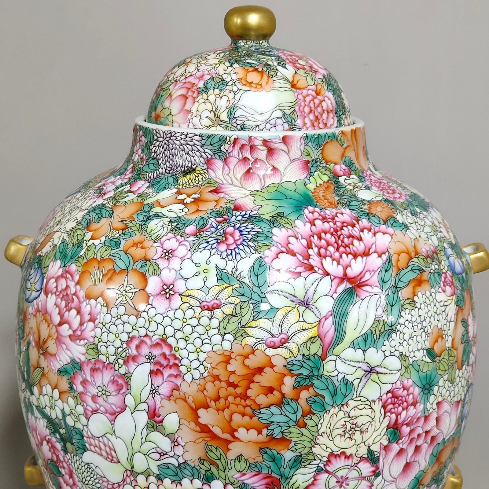 Qing Dynasty Yongzheng Hundred Flowers Can Fall Handle Covered Jar