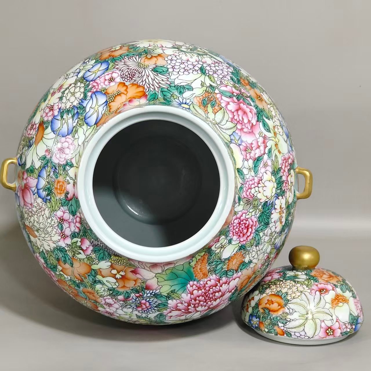 Qing Dynasty Yongzheng Hundred Flowers Can Fall Handle Covered Jar