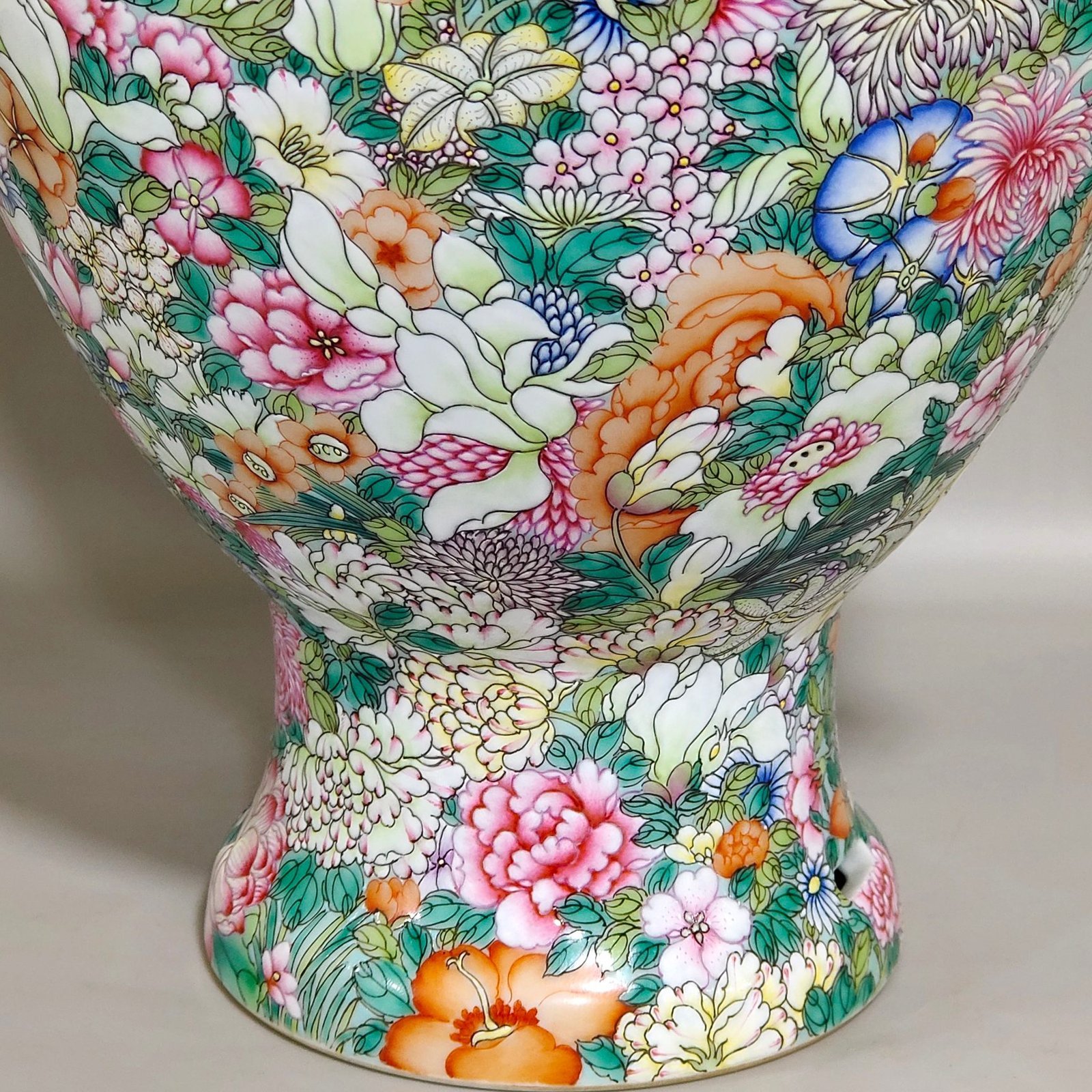 Qing Dynasty Yongzheng Hundred Flowers Can Fall Handle Covered Jar