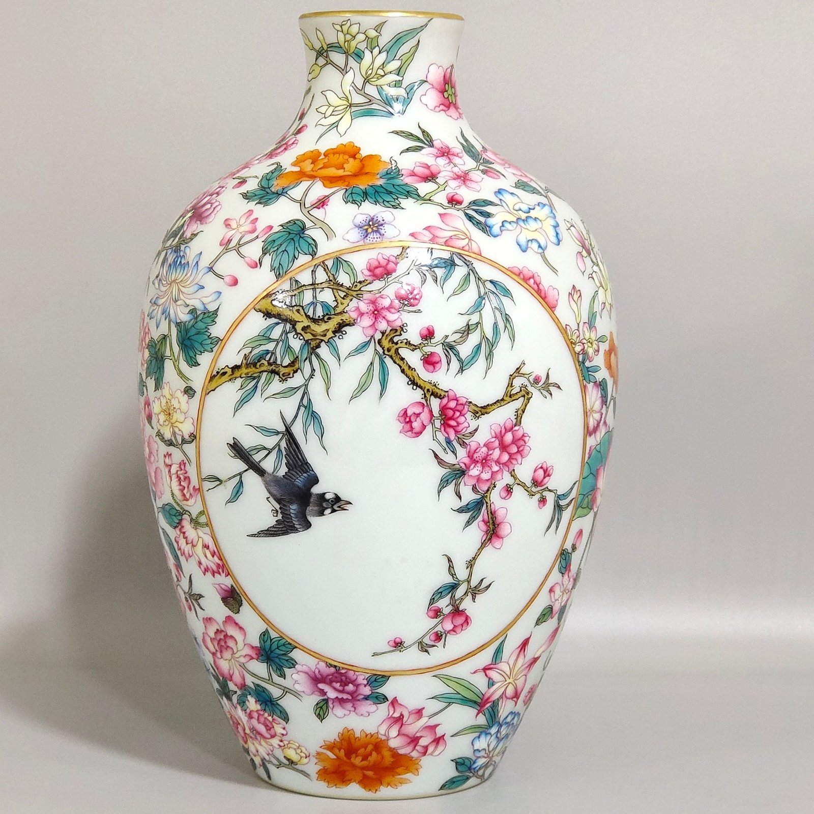 Qing Dynasty Yongzheng Baihua window flower and bird plum vase