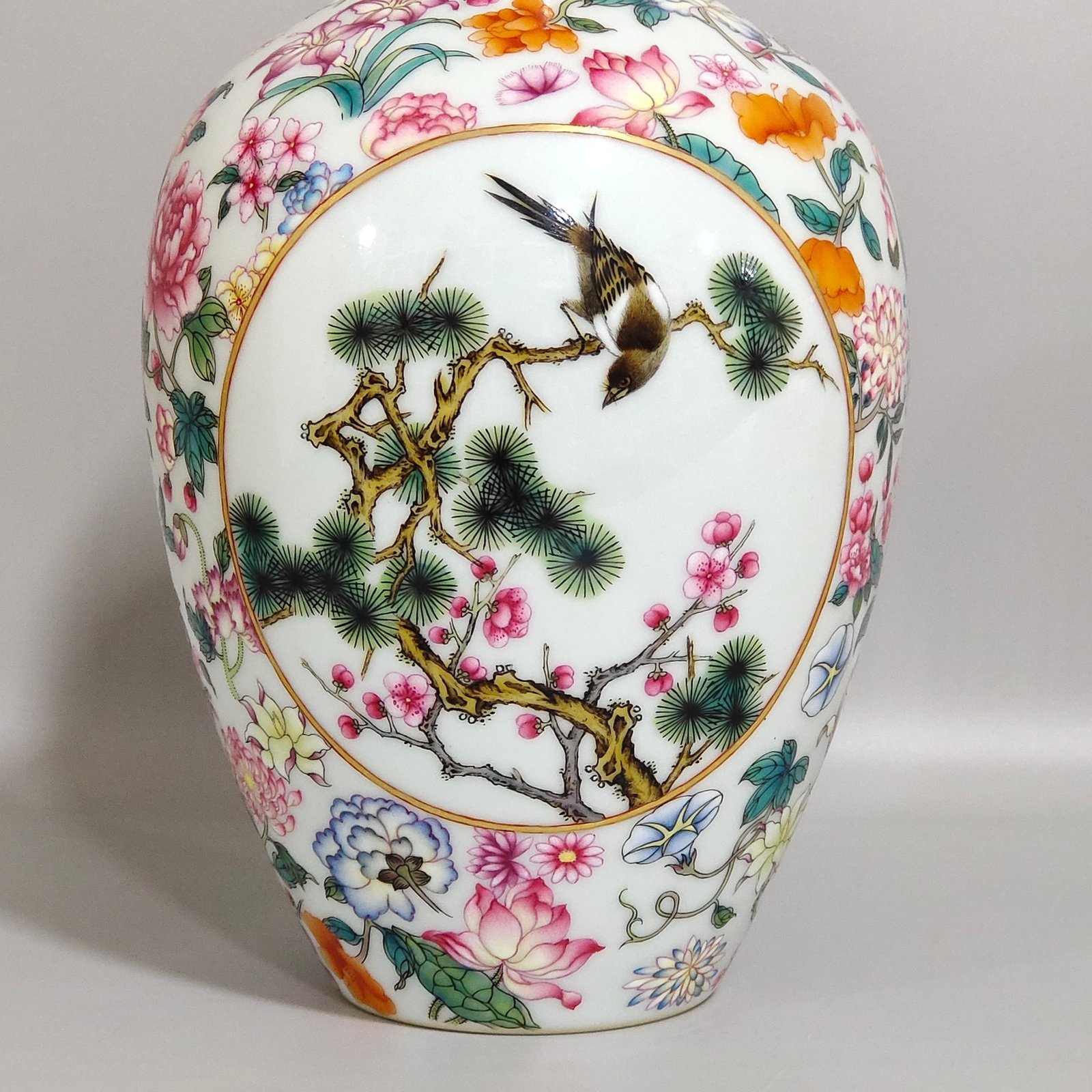 Qing Dynasty Yongzheng Baihua window flower and bird plum vase