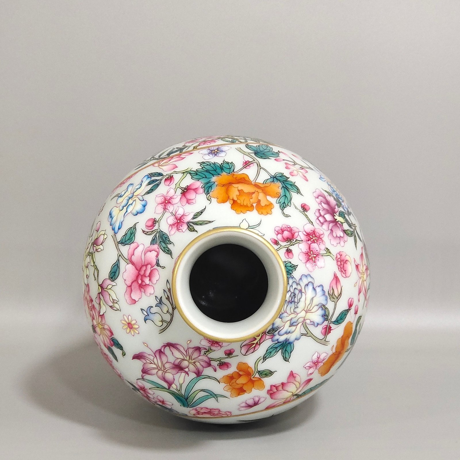 Qing Dynasty Yongzheng Baihua window flower and bird plum vase