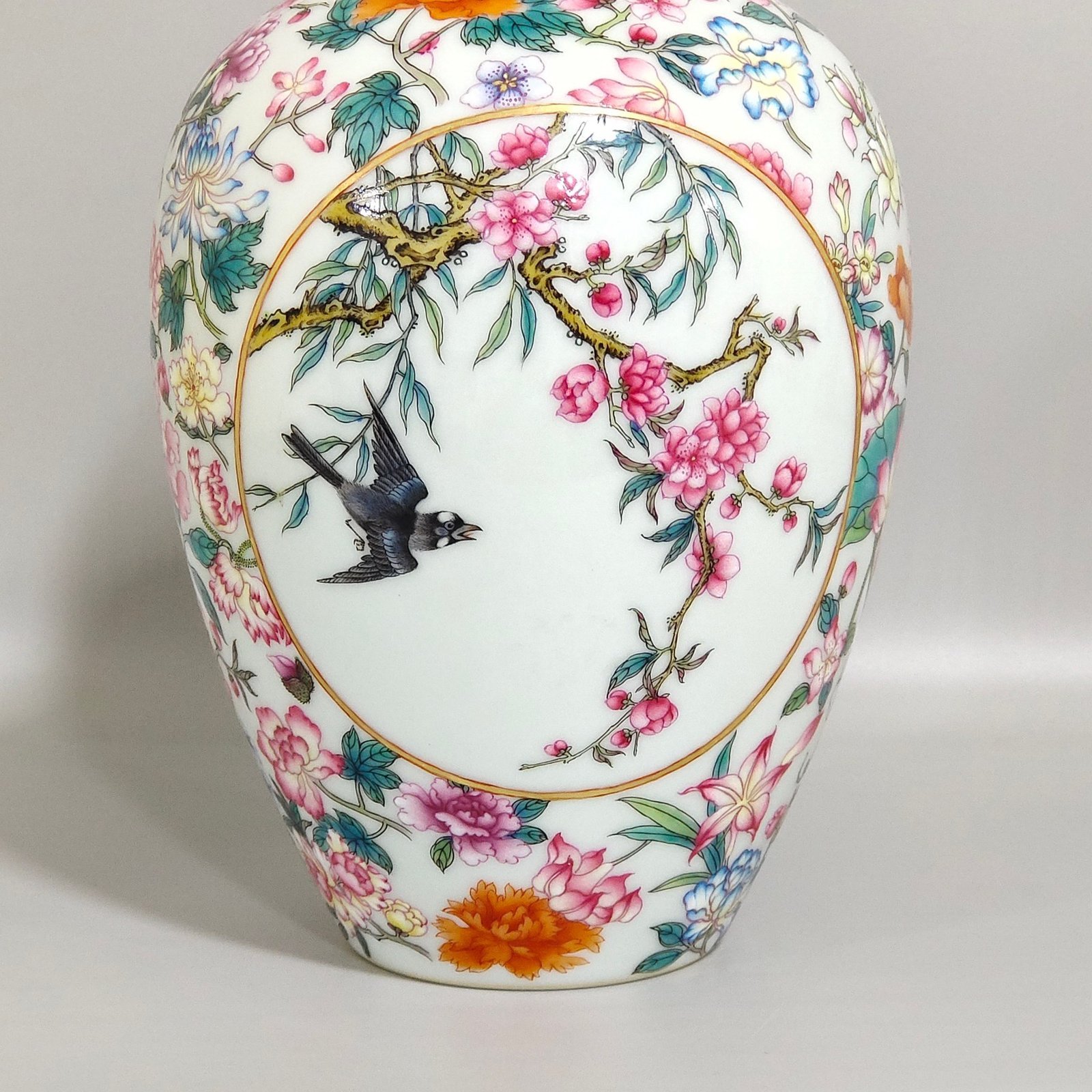 Qing Dynasty Yongzheng Baihua window flower and bird plum vase
