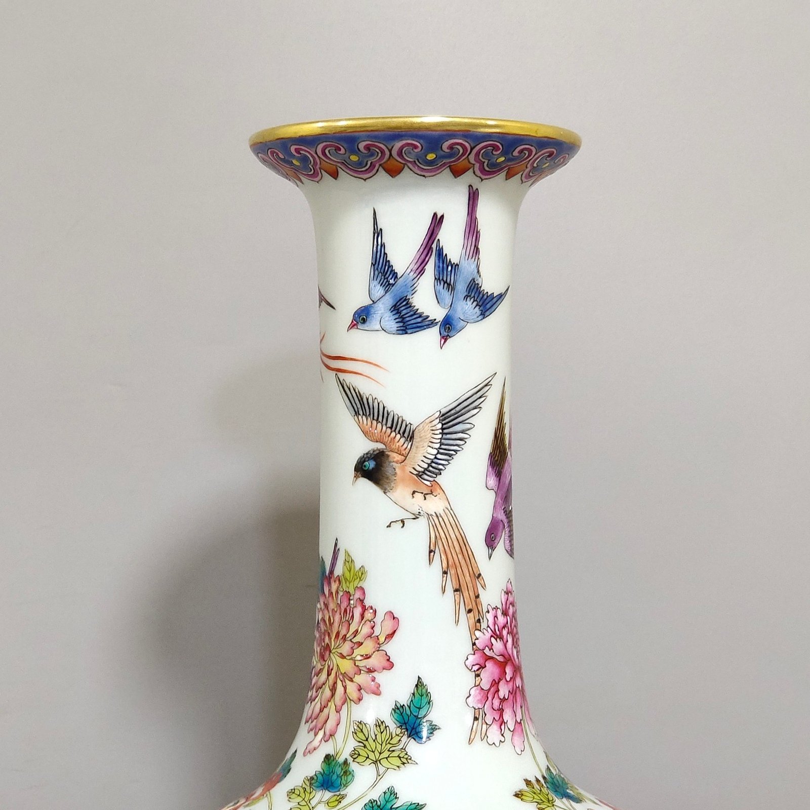 Qing Dynasty Yongzheng Hundred Birds Facing Phoenix Long necked Vase