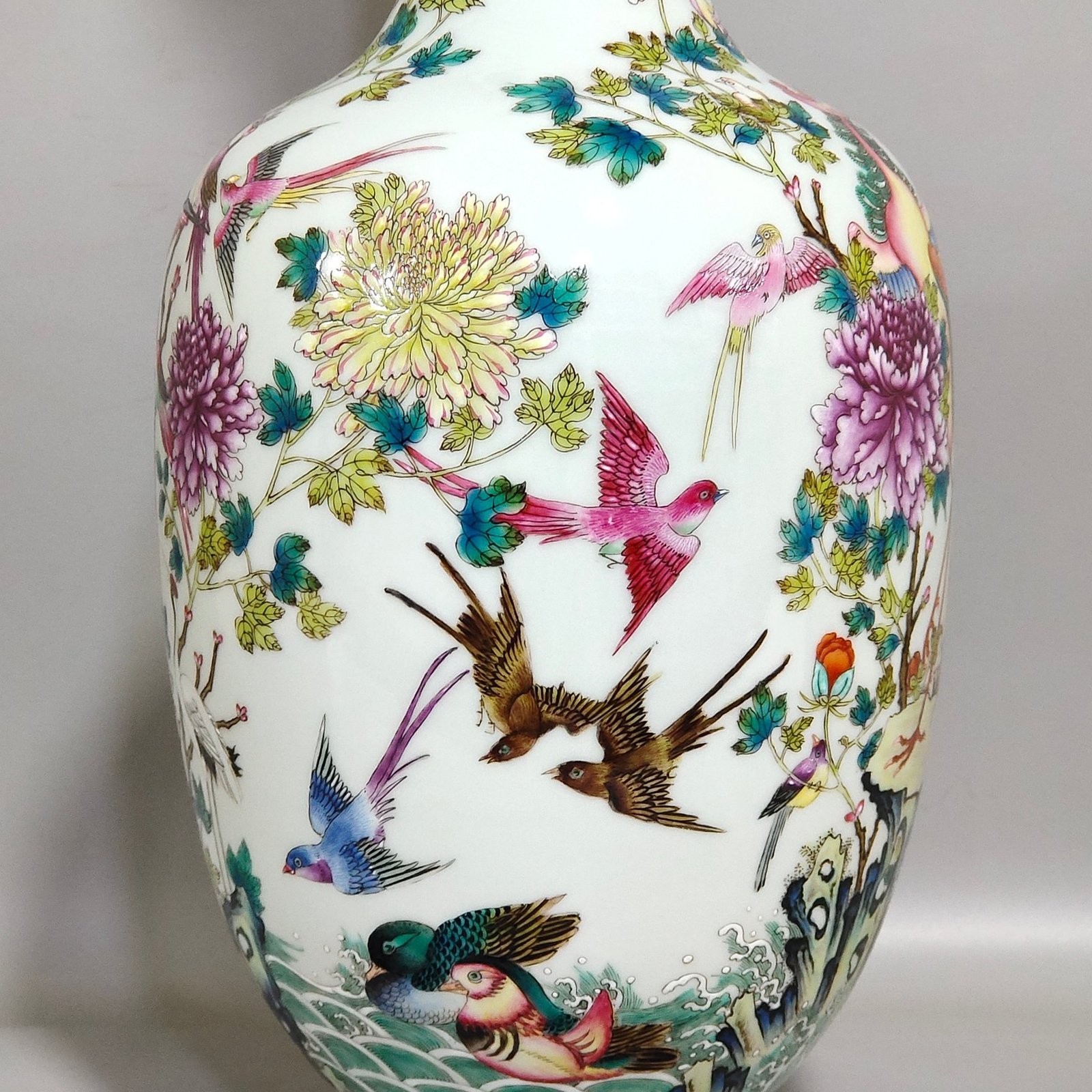 Qing Dynasty Yongzheng Hundred Birds Facing Phoenix Long necked Vase