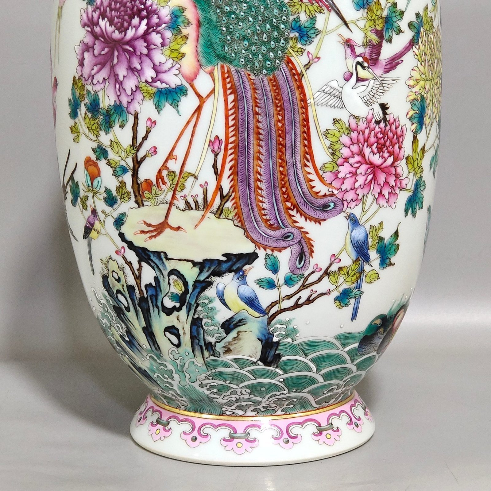 Qing Dynasty Yongzheng Hundred Birds Facing Phoenix Long necked Vase
