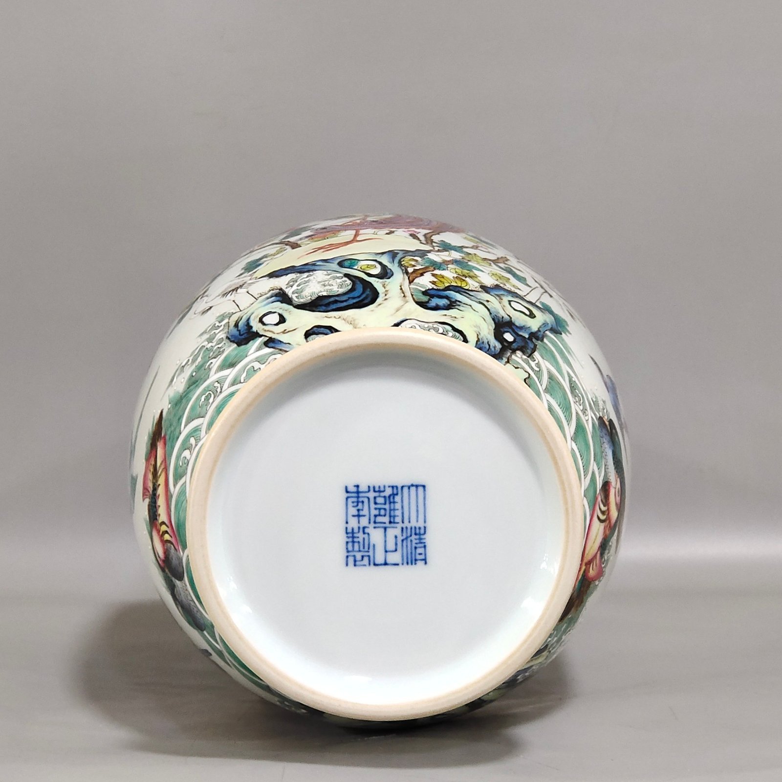 Qing Dynasty Yongzheng Hundred Birds Facing Phoenix Long necked Vase