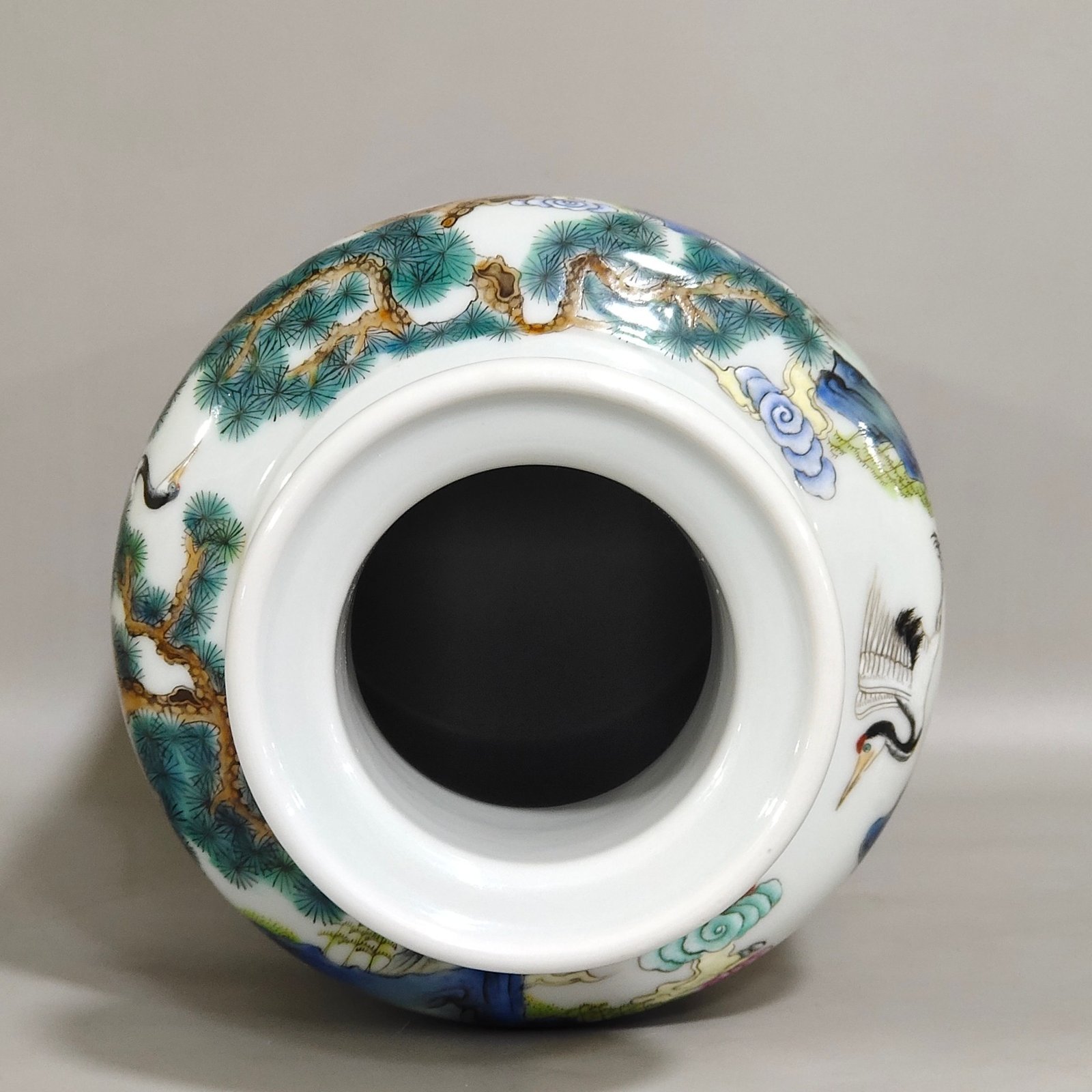 Qing Dynasty Yongzheng firecracker bottle with hundreds of deers