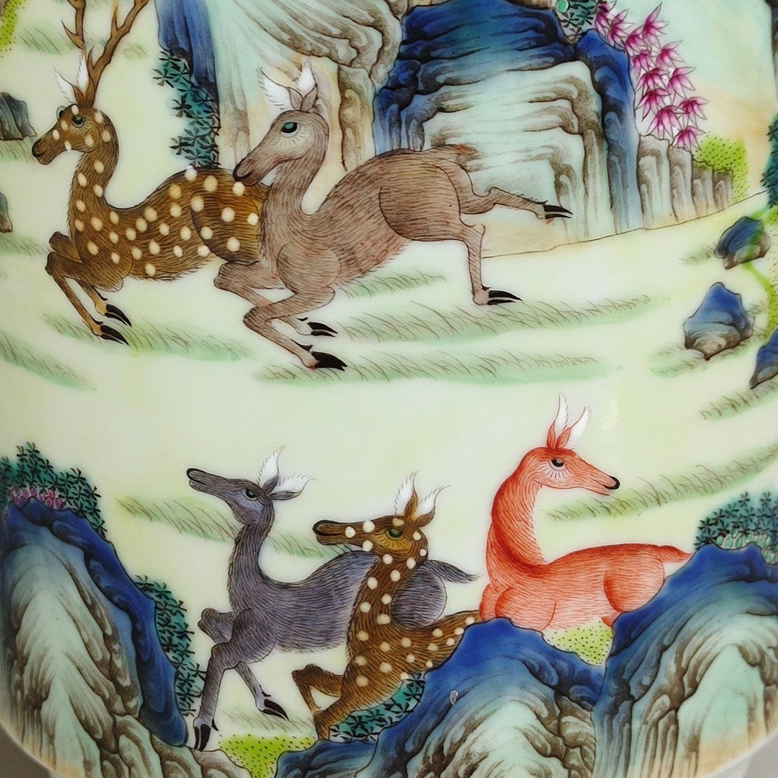 Qing Dynasty Yongzheng firecracker bottle with hundreds of deers