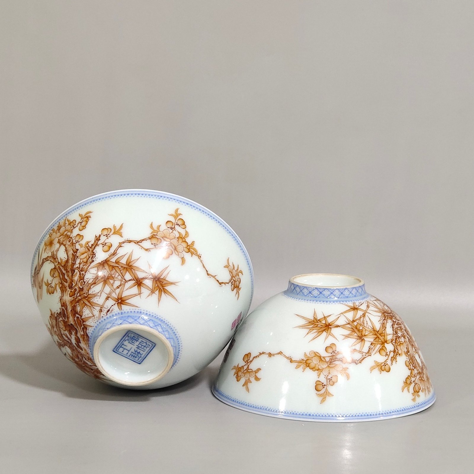 Qing Dynasty Yongzheng alum red emerald edge flower and bird poem cup