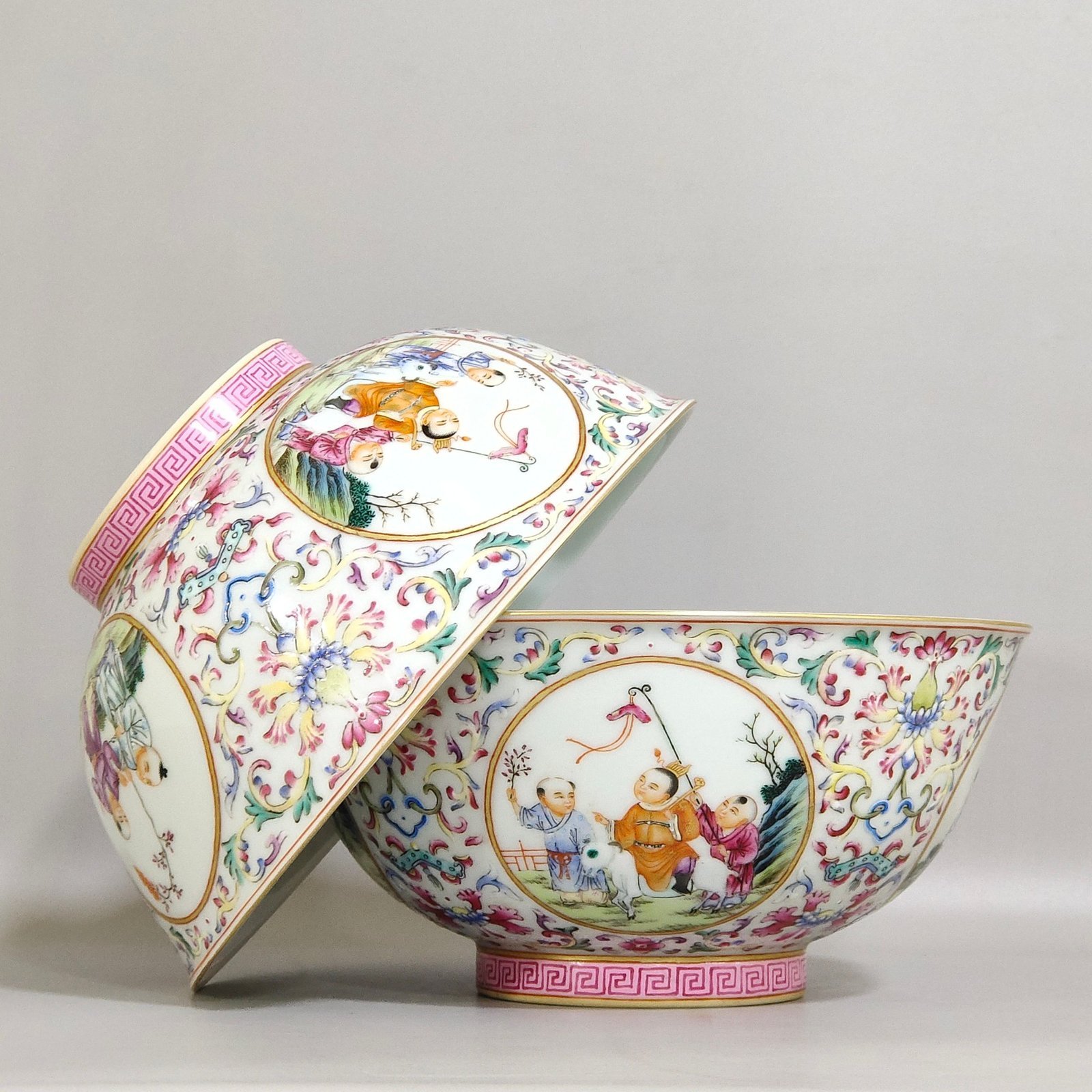 Qing Dynasty Yongzheng Fushou Continuously Opening Window Baby Playing Bowl
