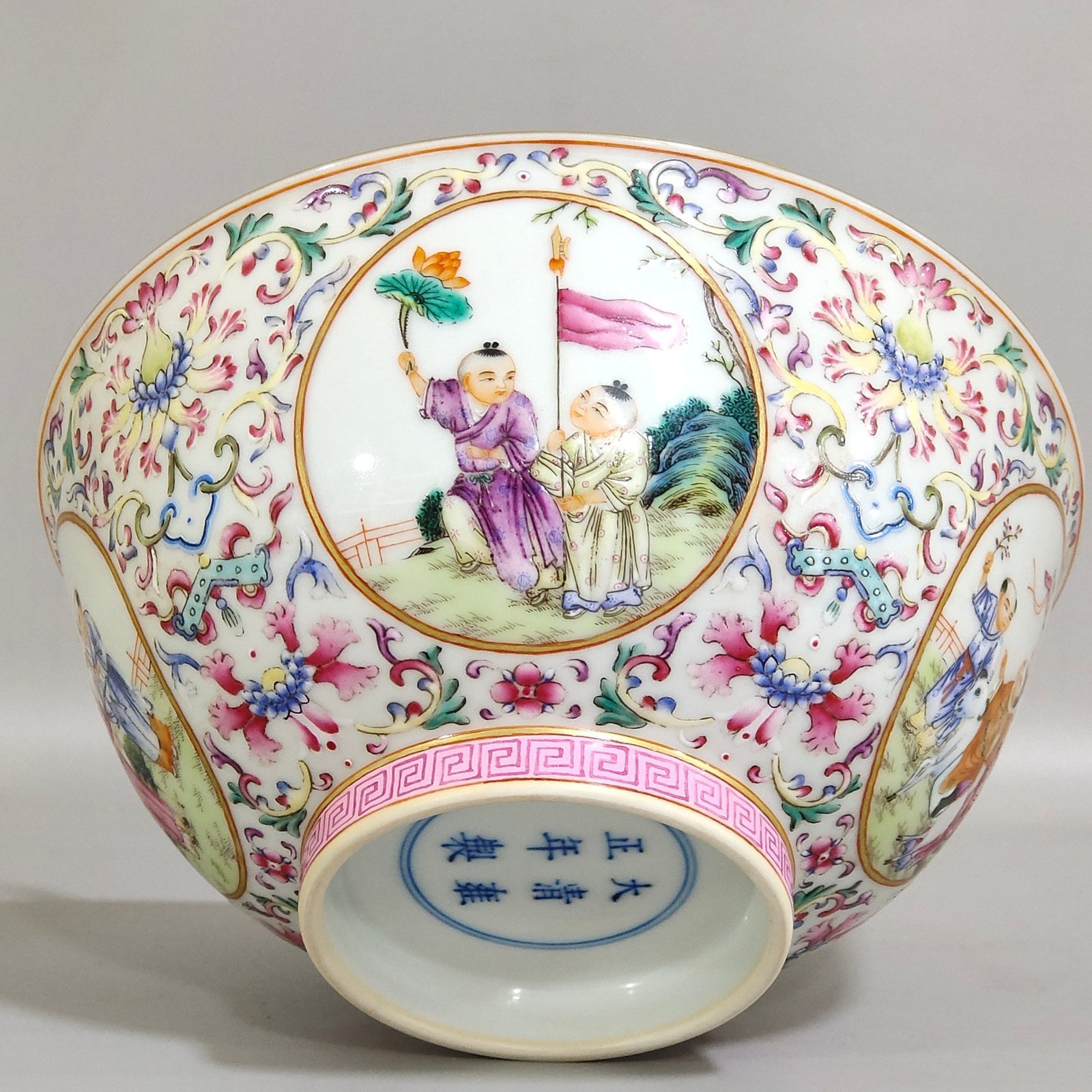 Qing Dynasty Yongzheng Fushou Continuously Opening Window Baby Playing Bowl