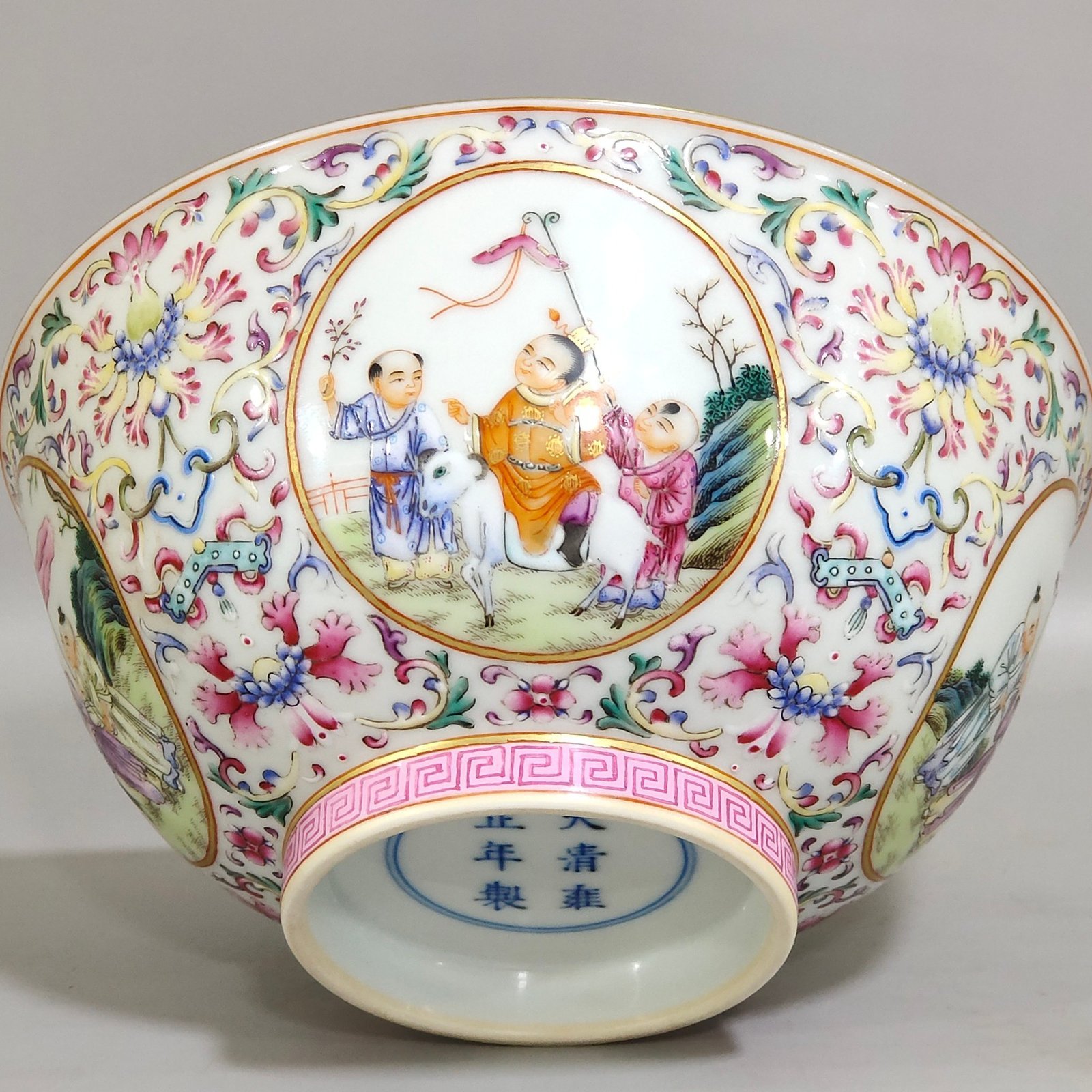 Qing Dynasty Yongzheng Fushou Continuously Opening Window Baby Playing Bowl