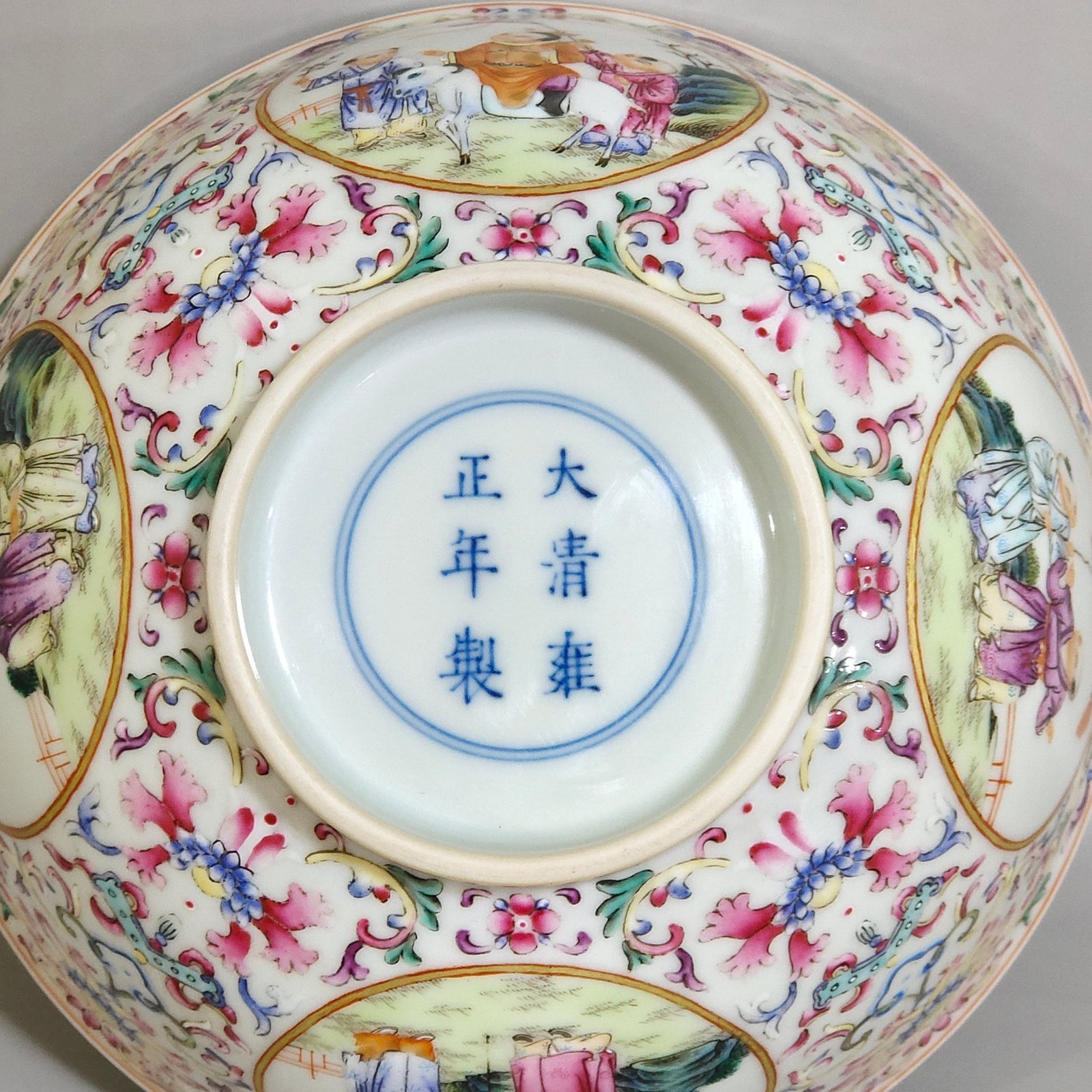 Qing Dynasty Yongzheng Fushou Continuously Opening Window Baby Playing Bowl