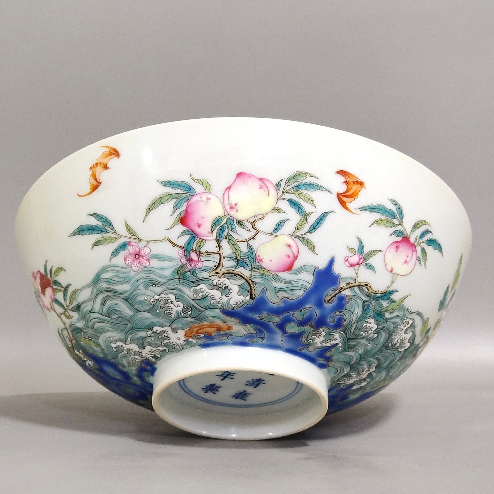 Qing Dynasty Yongzheng Fushan Shouhai Sanduo bowl