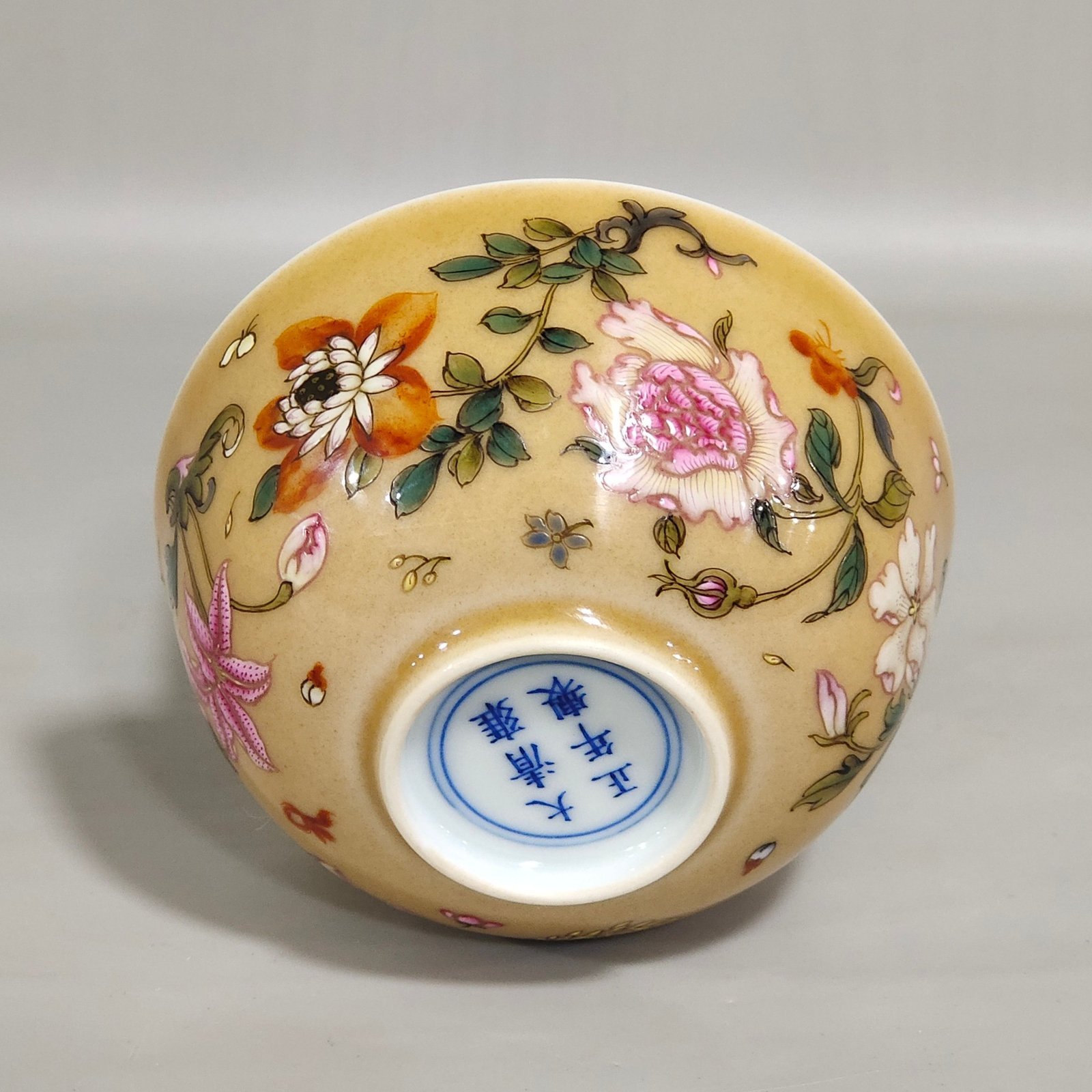 Qing Dynasty Yongzheng beige glazed assorted flower cup