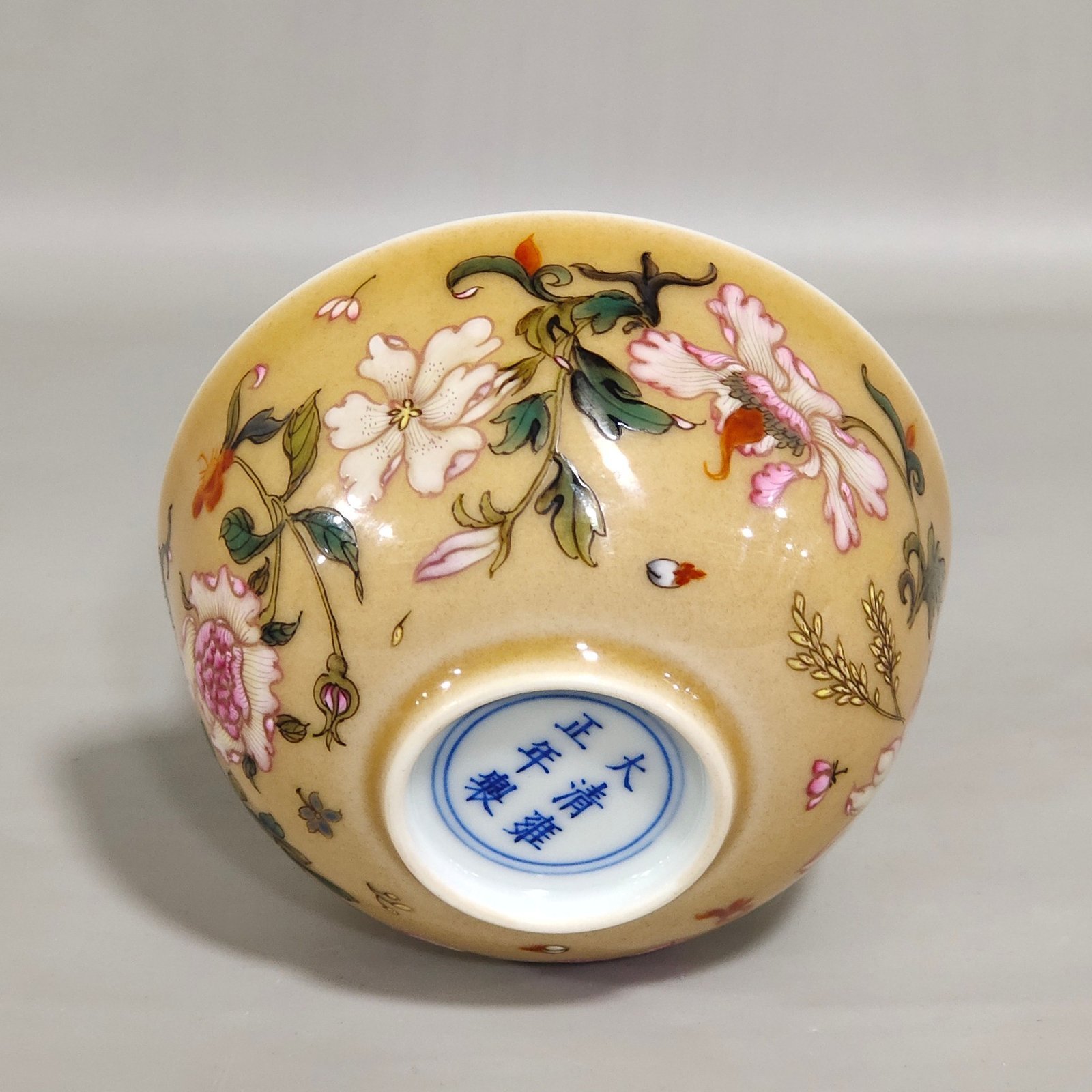 Qing Dynasty Yongzheng beige glazed assorted flower cup