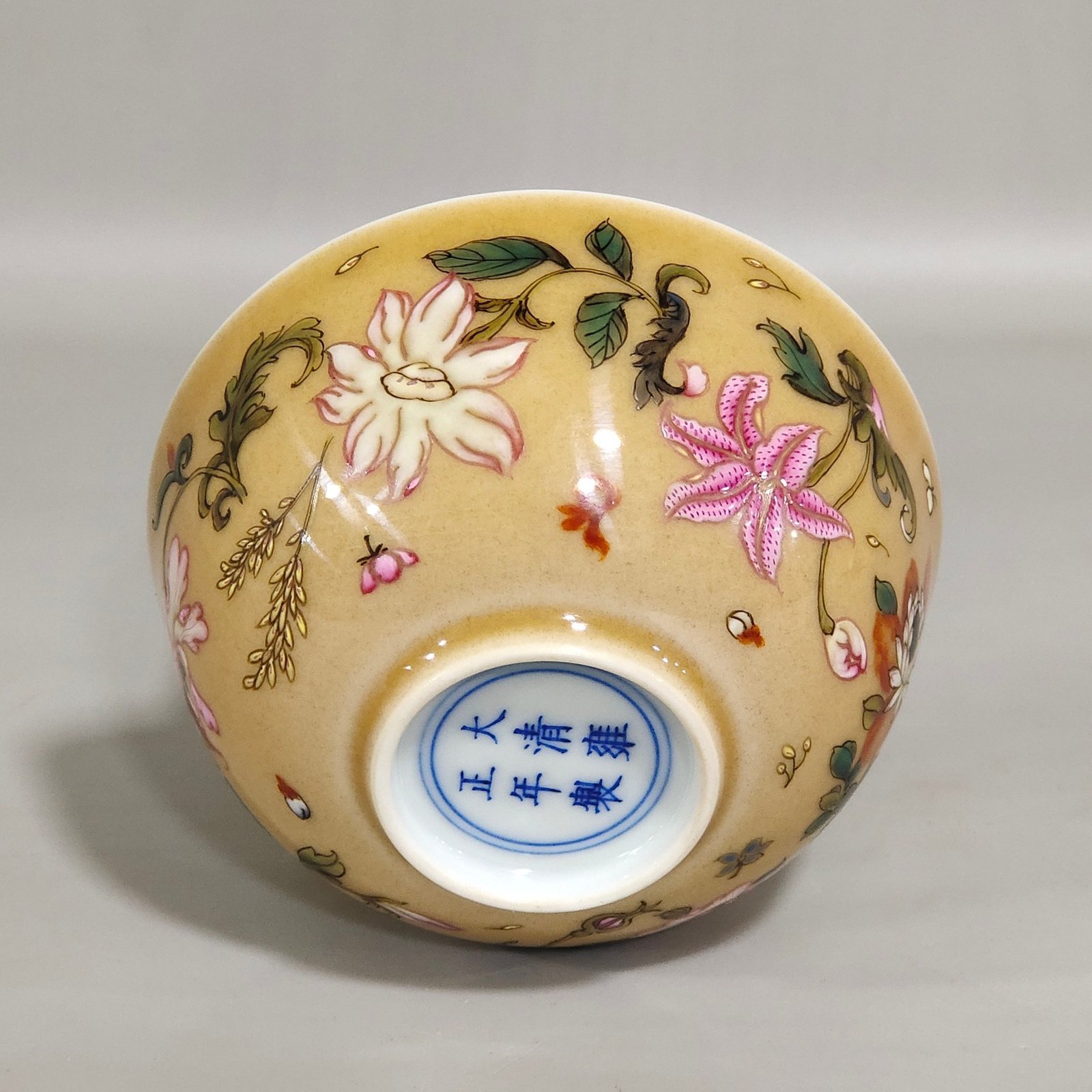 Qing Dynasty Yongzheng beige glazed assorted flower cup