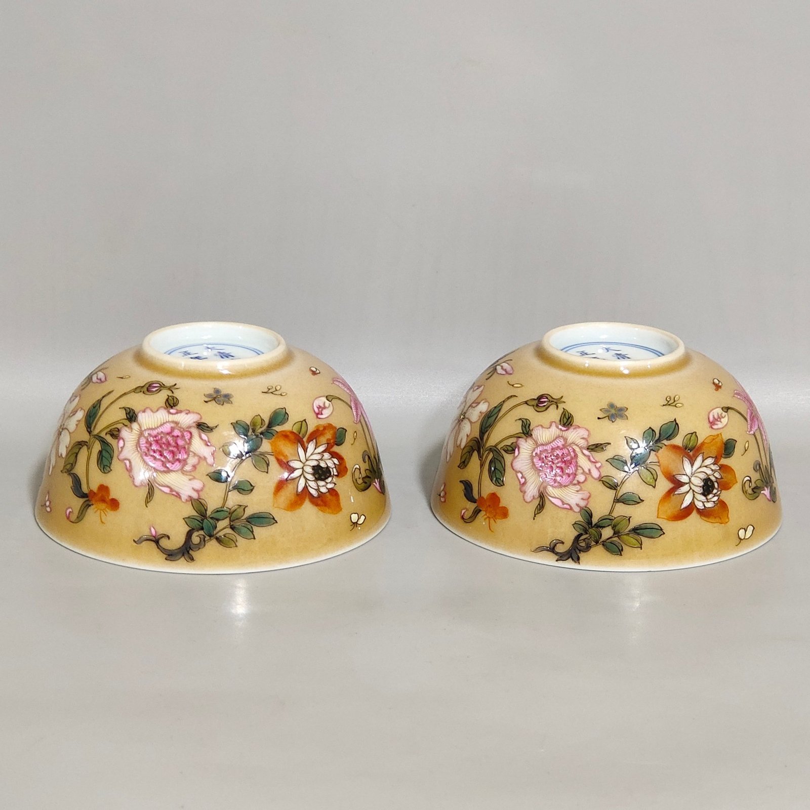 Qing Dynasty Yongzheng beige glazed assorted flower cup