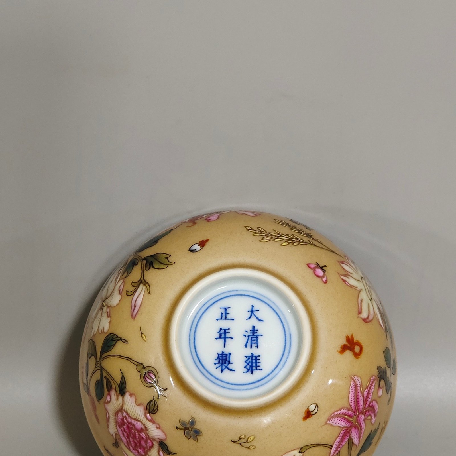 Qing Dynasty Yongzheng beige glazed assorted flower cup