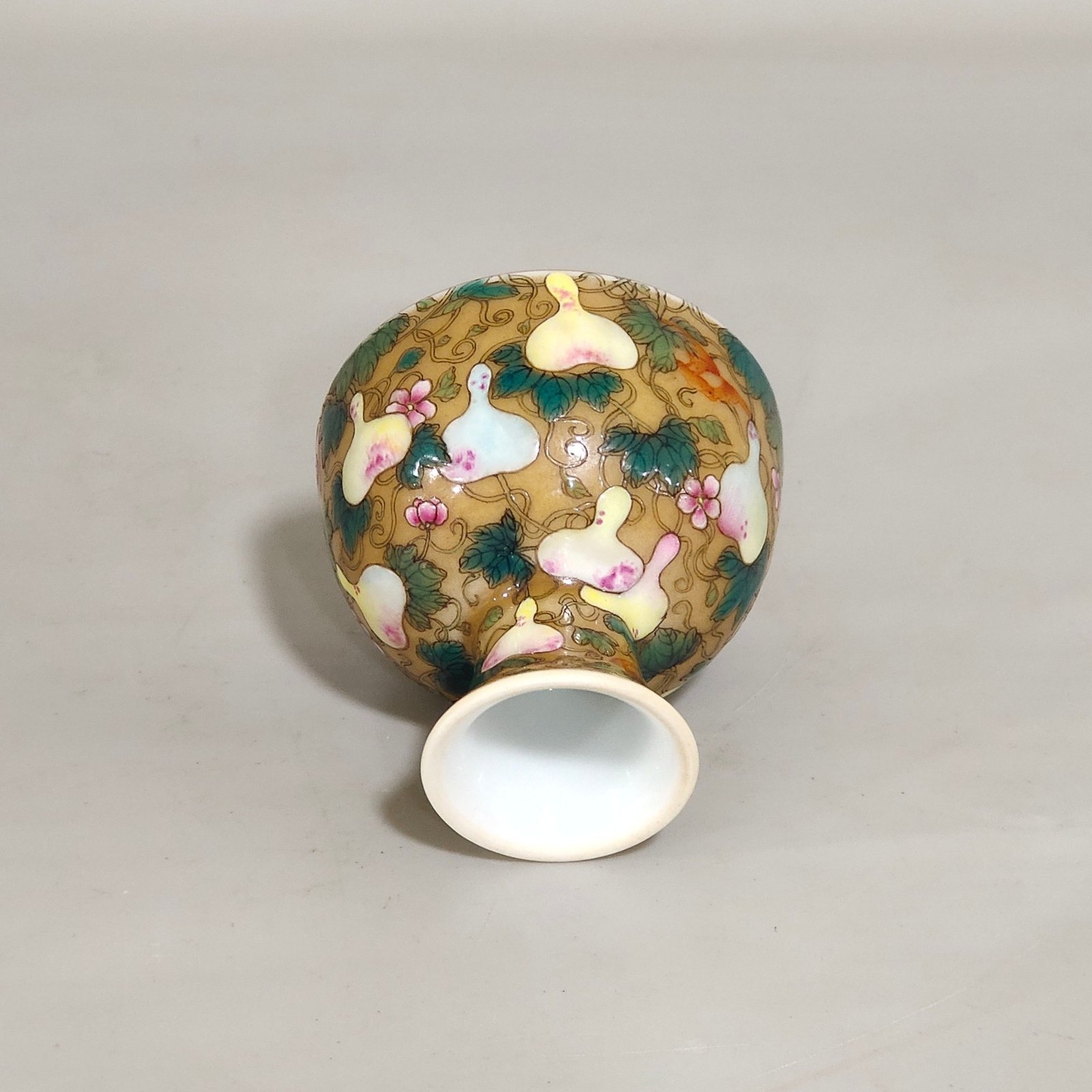 Qing Dynasty Yongzheng beige glazed Goblet with many children and many blessings