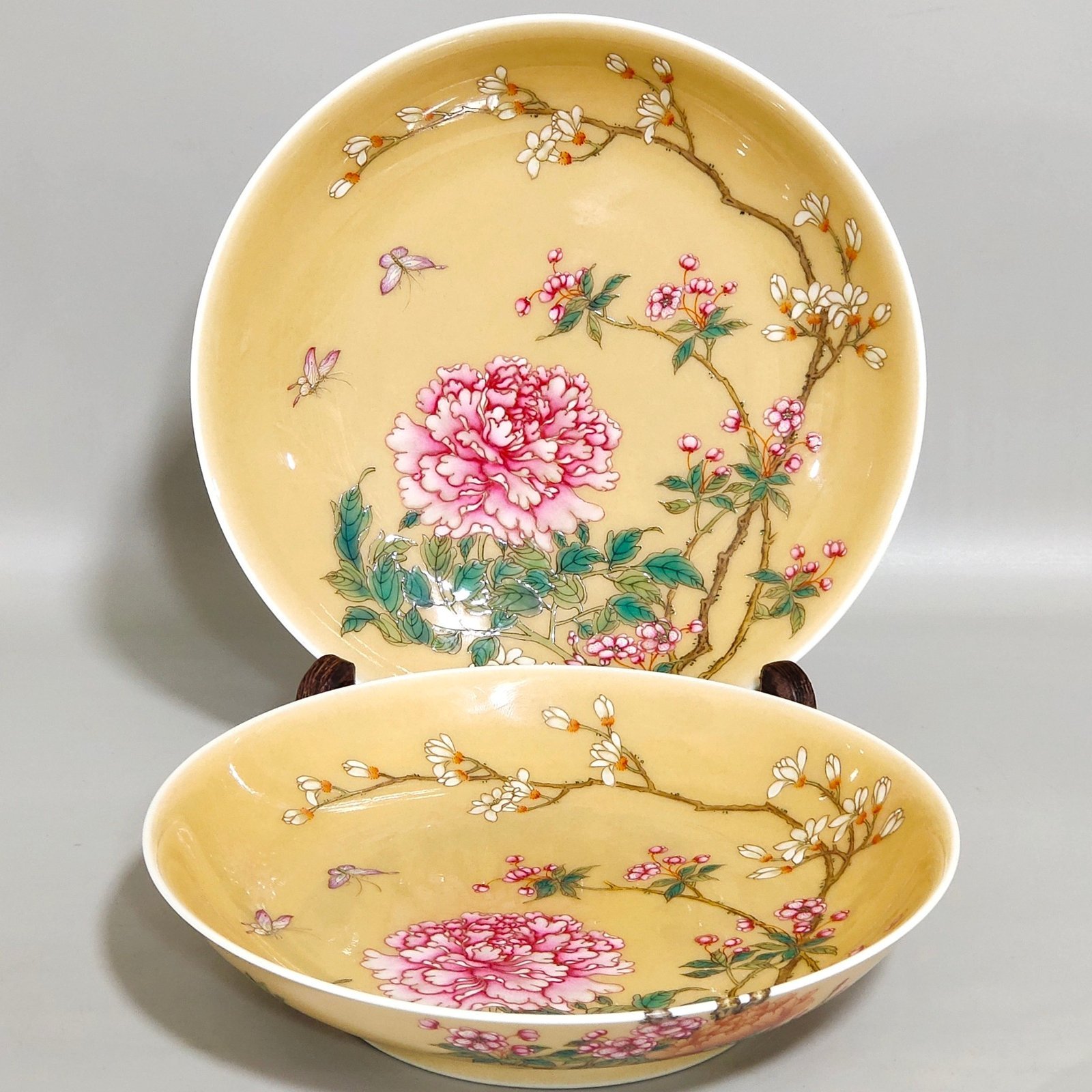 Qing Dynasty Yongzheng beige glazed peony flower wall plate