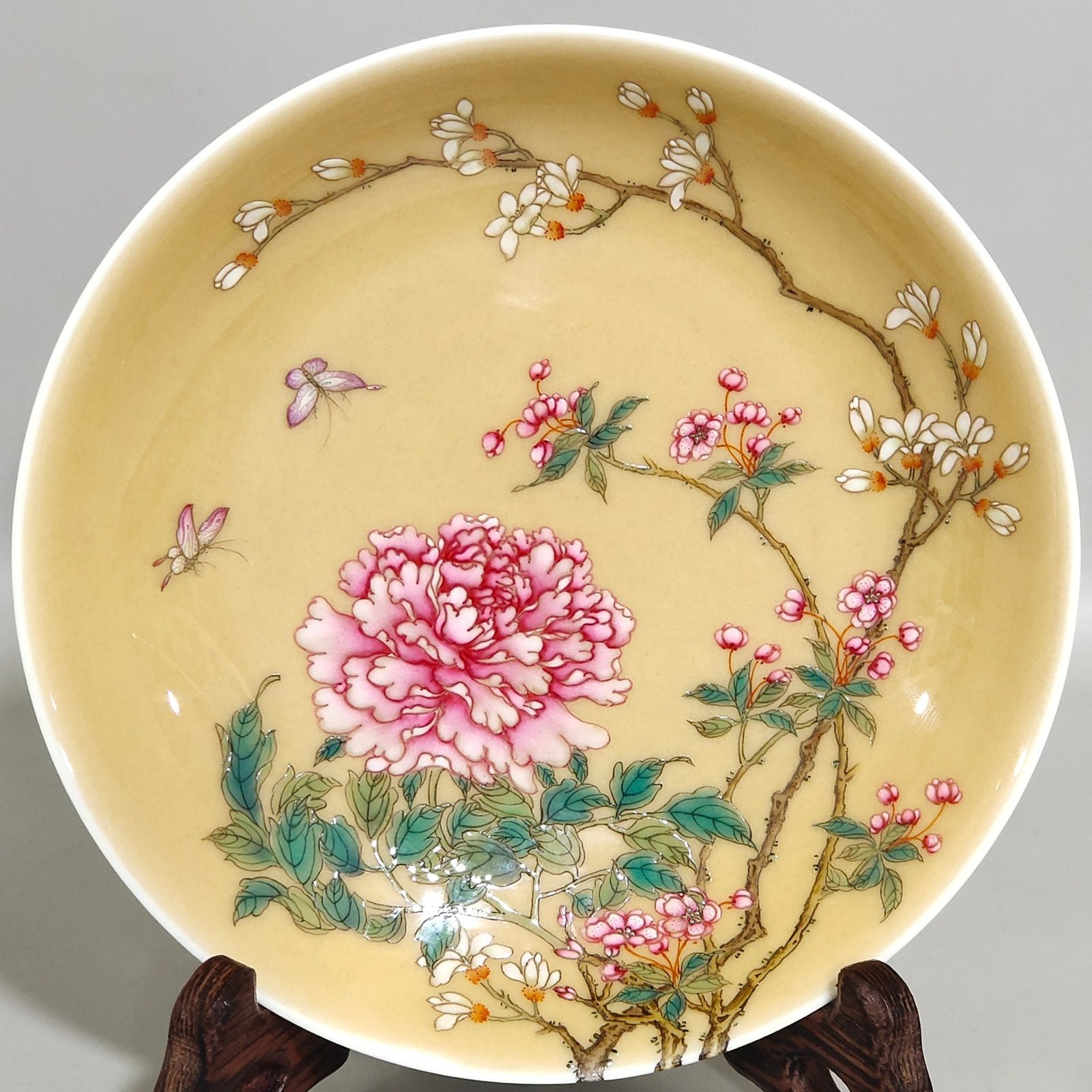Qing Dynasty Yongzheng beige glazed peony flower wall plate